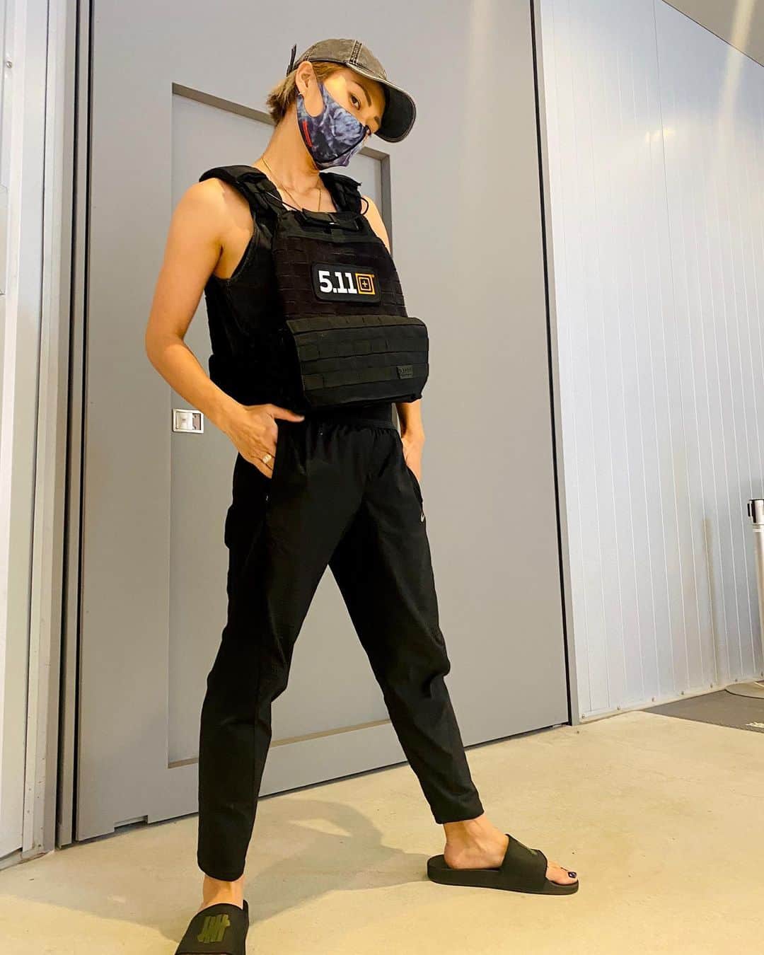 REGSTYLEのインスタグラム：「Get wild🏋🏼‍♂️🔥 このご時世 いつ何が起きるか分からないから 10kgの防弾チョッキをアウターの如く 羽織って過ごすことにした。 #束の間の話 生き残るため本格使用のfive eleven🖤✨  #サバゲーで真っ先に死ぬタイプ  @gritnationshibuya にあるのでチョッキつけてトレーニングしたい方は言ってね🙋🏼‍♀️🙋🏻‍♂️#覚悟して」