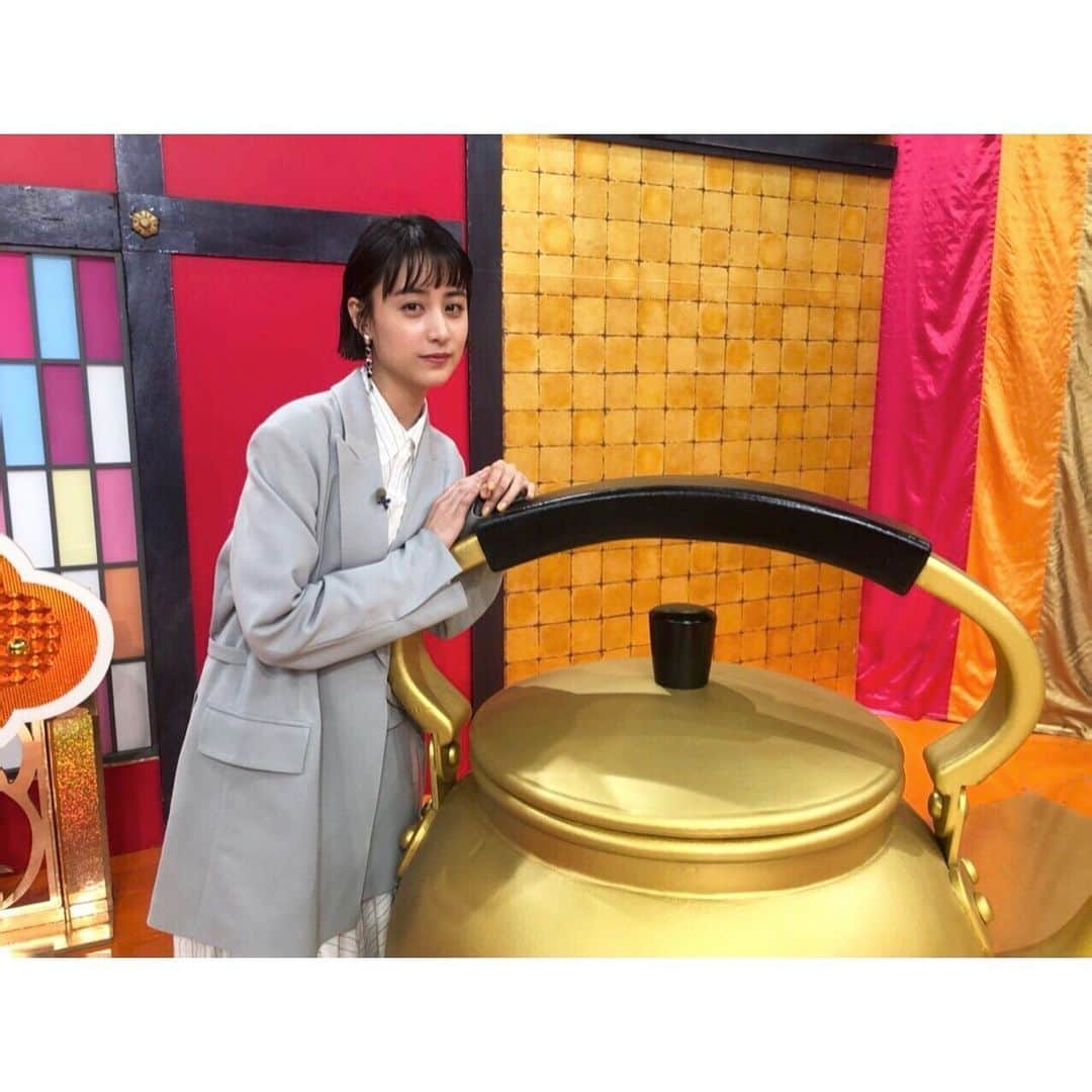 山本美月（スタッフ）のインスタグラム：「本日よる7:00から日本テレビの沸騰ワード10に出演させていただきます！ 皆さまぜひご覧ください🙇‍♀️ . #山本美月　#山本美月スタッフ #ファブル　#殺さない殺し屋 #沸騰ワード10  衣装： ジャケット、ブラウス、スカート @rito_official_77 シューズ @senso」