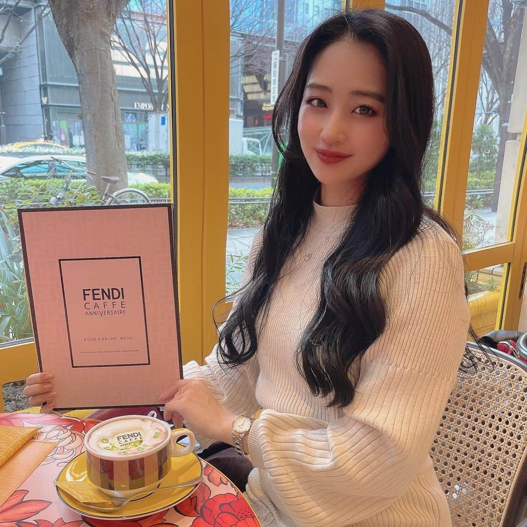 MAIさんのインスタグラム写真 - (MAIInstagram)「FENDI CAFE☕️ 限定でとっても可愛い内装♡  FENDIチョコレートが乗った ホットチョコレートをいただきました♡  #fendi #fendicafe #omotesando #cafe #フェンディ　#フェンディカフェ　 #表参道カフェ　#アニベルセル表参道 #カフェ巡り　#カフェ #カフェスタグラム #白ワンピース #センターパート#ヨシンモリ　#限定 #クレアール　#国家試験　#税理士受験生 　　#資格　#勉強　 #黒髪ロング　#頑張ります #サロモ　#サロンモデル #撮影依頼募集中  #お勉強後のご褒美 #covid_19 #コロナに負けるな」2月5日 16時41分 - maimaiphotogram