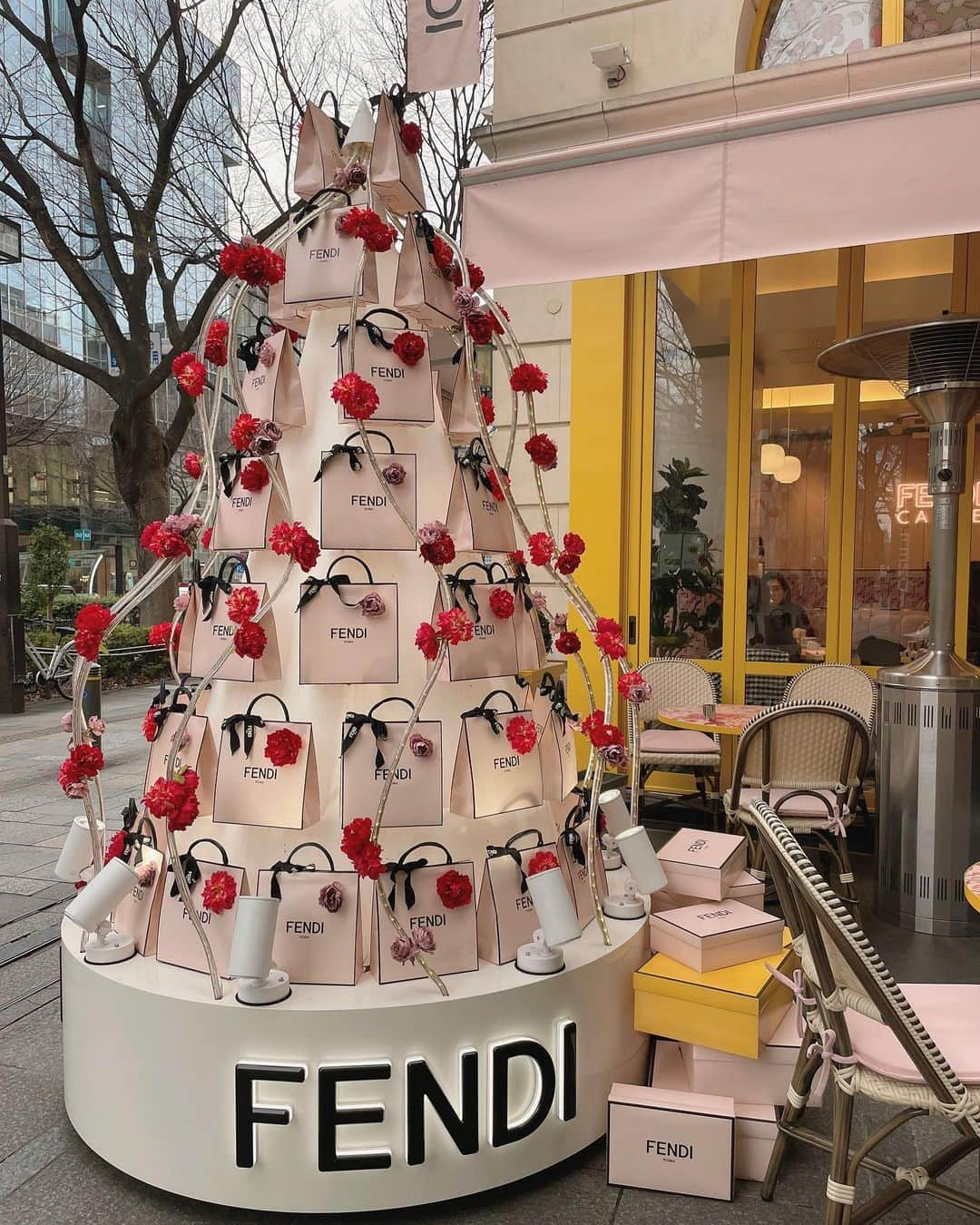 MAIさんのインスタグラム写真 - (MAIInstagram)「#fendi #fendicafe #omotesando #cafe #フェンディ　#フェンディカフェ #表参道カフェ　#アニベルセル表参道 #カフェ巡り　 #国家試験　#税理士受験生 　#資格　#勉強 #黒髪ロング　#ヨシンモリ　#韓国ヘア　#韓国メイク　#センターパート #サロモ　#サロンモデル #撮影依頼募集中  #お勉強後のご褒美 #covid_19 #コロナに負けるな」2月5日 16時41分 - maimaiphotogram