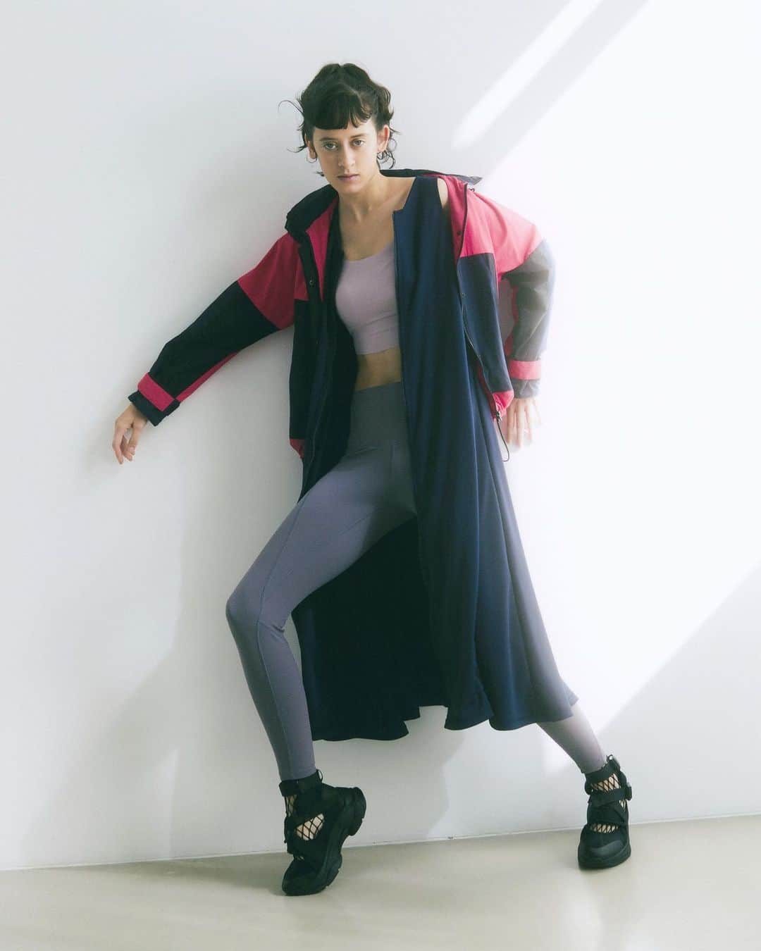 DANSKIN Japanのインスタグラム：「【DEAR DANSKIN】  幾左田千佳氏がデザインを手掛ける「DEAR DANSKIN」。  エレガンスとアクティブを統合し、 新たなエレガンスをお届けしたいという想いをのせた「DEAR DANSKIN」は、 バレエダンサーとしての経験をもつ幾左田千佳氏のバレエに対する想い、 またバレエをルーツにもつアクティブウエアブランドのDANSKINとの出会いから生まれたコレクションです。  軽量なアウターにジャージー素材のスリーブレスワンピースを付けた3WAYコートは、 1着でスタイリングが完成する贅沢なアイテム。  撥水性のあるアウターは薄手で長いシーズンで着まわし可能。 さらに襟には収納式のフードもついています。 スリーブレスで裾にかけて大きく広がるインナーは1着でも存在感があり、 カットソーなどとの組み合わせも楽しんでいただけます。  気分やシーンに合わせて、 あなただけで着こなしをお楽しみください。  スリーウェイレイヤードジャケット No.DEAR321301　￥57,200  ストラップシューズ No.DEAR921100　￥19,800 4月発売予定  #danskin #danskinjapan #ダンスキン #しなやかに生きる #deardanskin」