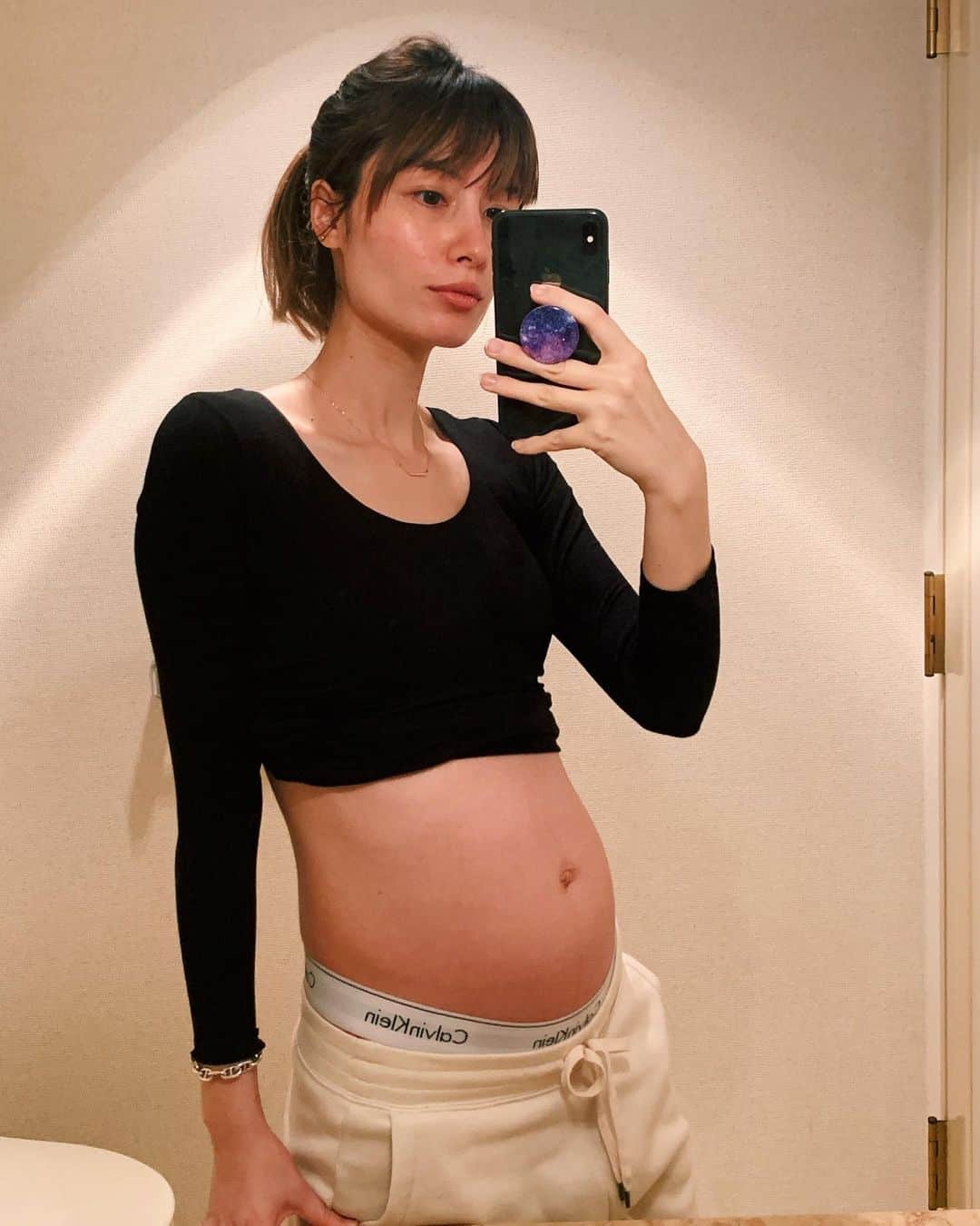 高松チェルシーリナのインスタグラム：「. 今のお腹はこんなかんじ〜🤰 21w(6ヶ月)です😌 2人目は1人目よりお腹出るのが早い！ あとめっちゃ動いてる！元気🤣 どんな子が生まれてくるかなぁ〜〜 . #妊娠6ヶ月#妊娠中期#ぷんにー#21weekspregnant#21週#2人目妊娠中#年子育児」