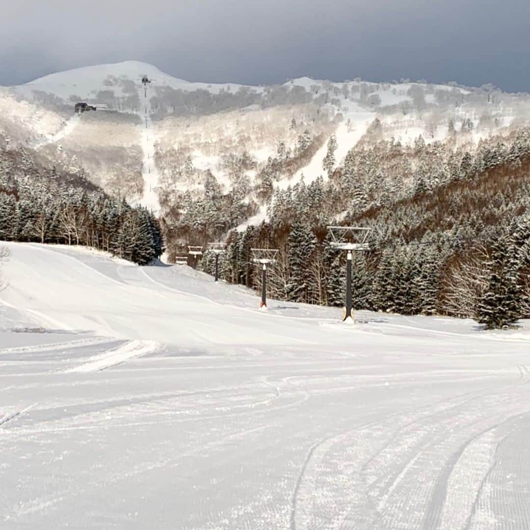 星野リゾート　トマムさんのインスタグラム写真 - (星野リゾート　トマムInstagram)「Hoshino Resorts TOMAMU in January  降雪に恵まれた1月の星野リゾート　トマム。スロープスタイルや上級者限定解放エリアがフルオープンし、極上のパウダースノーでスキー場が覆われました。 今シーズンの星野リゾート　トマム スキー場の営業は4月5日までです🏂⛷❄️✨  #HoshinoResorts #星野リゾート #tomamu #hoshinoresortstomamu #星野リゾートトマム #トマム #risonaretomamu #リゾナーレトマム #risonare #リゾナーレ #北海道旅行 #星野集團 #Hokkaidotrip #霧氷テラス　#terraceoffrosttree」2月5日 16時47分 - hoshinoresorts_tomamu