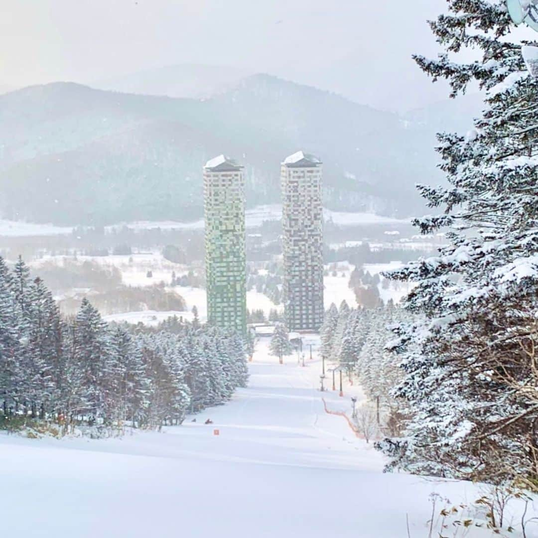 星野リゾート　トマムさんのインスタグラム写真 - (星野リゾート　トマムInstagram)「Hoshino Resorts TOMAMU in January  降雪に恵まれた1月の星野リゾート　トマム。スロープスタイルや上級者限定解放エリアがフルオープンし、極上のパウダースノーでスキー場が覆われました。 今シーズンの星野リゾート　トマム スキー場の営業は4月5日までです🏂⛷❄️✨  #HoshinoResorts #星野リゾート #tomamu #hoshinoresortstomamu #星野リゾートトマム #トマム #risonaretomamu #リゾナーレトマム #risonare #リゾナーレ #北海道旅行 #星野集團 #Hokkaidotrip #霧氷テラス　#terraceoffrosttree」2月5日 16時47分 - hoshinoresorts_tomamu