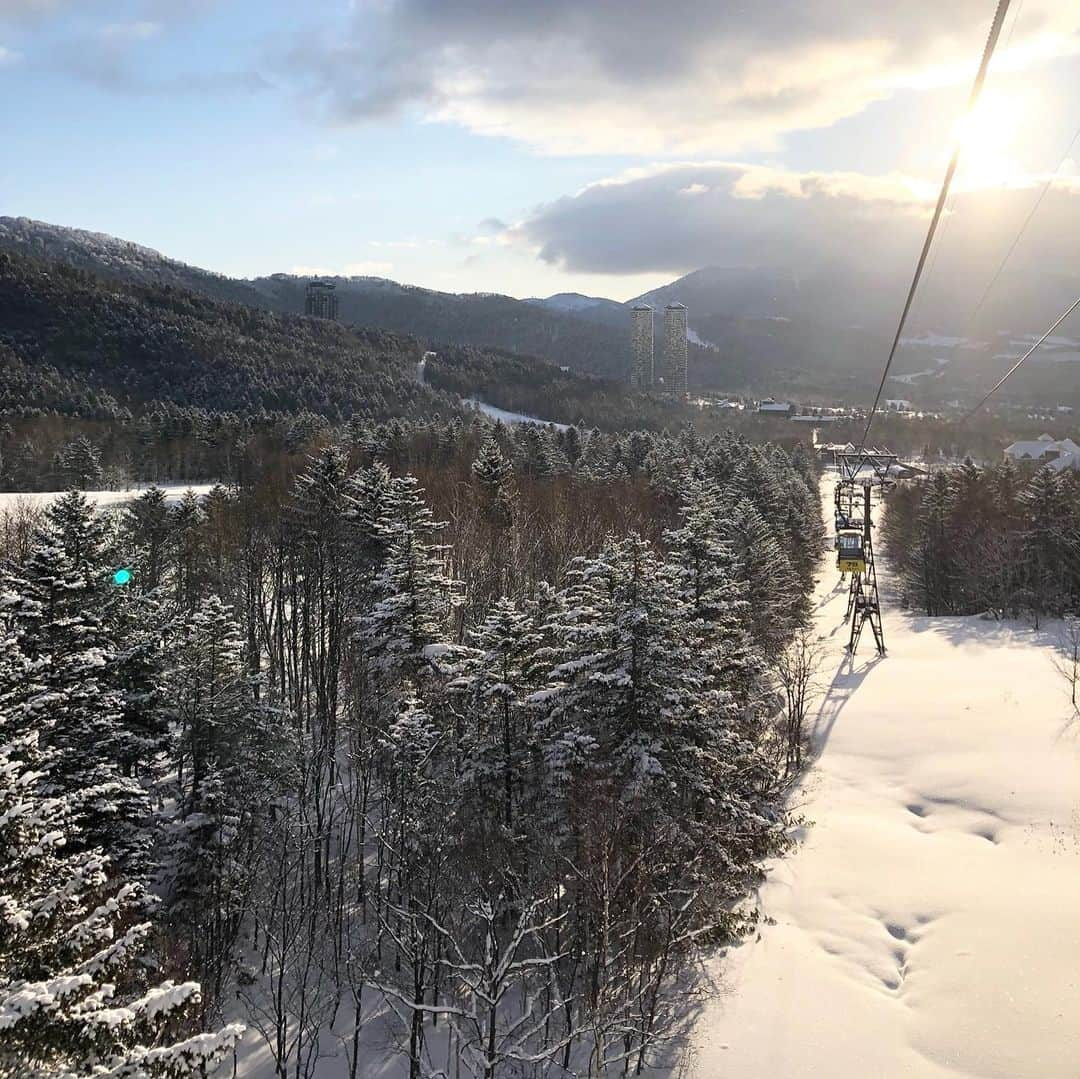 星野リゾート　トマムさんのインスタグラム写真 - (星野リゾート　トマムInstagram)「Hoshino Resorts TOMAMU in January  降雪に恵まれた1月の星野リゾート　トマム。スロープスタイルや上級者限定解放エリアがフルオープンし、極上のパウダースノーでスキー場が覆われました。 今シーズンの星野リゾート　トマム スキー場の営業は4月5日までです🏂⛷❄️✨  #HoshinoResorts #星野リゾート #tomamu #hoshinoresortstomamu #星野リゾートトマム #トマム #risonaretomamu #リゾナーレトマム #risonare #リゾナーレ #北海道旅行 #星野集團 #Hokkaidotrip #霧氷テラス　#terraceoffrosttree」2月5日 16時47分 - hoshinoresorts_tomamu