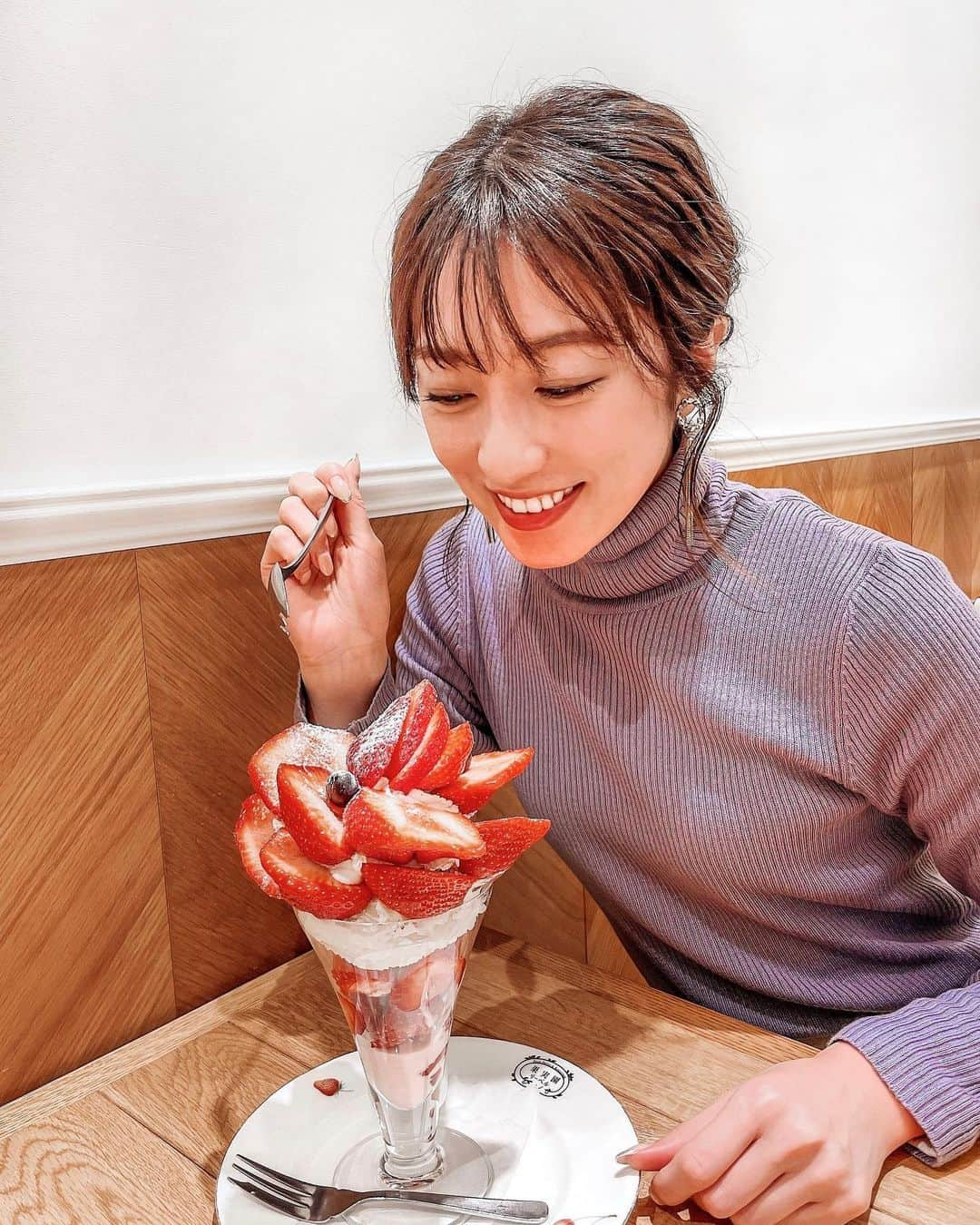 瀬口かなさんのインスタグラム写真 - (瀬口かなInstagram)「寝ても覚めてもいちごパフェ🍓﻿ ﻿ ストーリーズで沢山オススメのいちごパフェありがとう🥲✨﻿ 一つ一つ調べたんだけどどこも素敵でした！﻿ ﻿ この日選ばれたのは、﻿ 果実園リーベル﻿ でした❤️﻿ ﻿ フルーツパフェといえばここ。﻿ とりあえずリーベルのあまおうパフェさんにご挨拶がてらいただきました🙏﻿ ﻿ ﻿ 嬉しそうな私😂笑﻿ 奥にあるのはマネさんが食べたシャインマスカットとあまおうパフェ。 ﻿ ﻿ ﻿ #果実園リーベル #いちごパフェ #いちご #いちごスイーツ #パフェ #東京カフェ #渋谷ヒカリエ #渋谷カフェ #あまおう #あまおうパフェ」2月5日 16時49分 - seguchikana