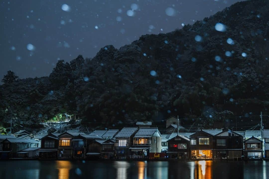 関西電力株式会社のインスタグラム：「＼伊根の舟屋の雪景色❄／ "海の京都"エリアとしても有名な京都府与謝郡伊根町🚢✨ 「伊根の舟屋」で広く知られていますが、舟屋は名所旧跡ではなく今なお漁師や住民の生活の場として活用されています🏠✨ 今回は、雪化粧した伊根の舟屋と暮らしに寄り添う灯の夜景をお届けします💡 . ※写真は過去に撮影したものです --------------- 《投稿をご覧の皆さまへ》 関西電力Instagramでは、関西地方の灯、あたたかみのある風景のお届けを通して、皆さまの心に灯りがともるような癒しをお届けしてまいります。 外出の際は引き続き感染予防の徹底を心がけましょう。 --------------- . #日本の風景 #雪 #雪景色 #夜景  #夜景ら部 #japan_night_view #リフレクション #冬の風景 #冬景色 #灯りフォト部 #パワーフォト部 #京都 #そうだ京都行こう #海の京都 #伊根の舟屋  #日本に京都があってよかった #loves_united_japan #ダレカニミセタイケシキ  #bestphoto_japan #灯 #ptk_japan  #絶景delic #日本の絶景 #絶景辞典 #景色最高 #tripgramjp #best_expression_night  #あえてシェア　#お写んぽ　#インスタスポット」