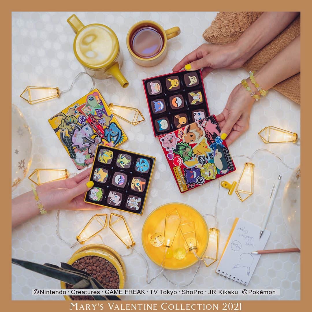 メリーチョコレート(公式) さんのインスタグラム写真 - (メリーチョコレート(公式) Instagram)「＼メリーチョコレートの／ 🤎Ji-Ko-Chuバレンタイン🤎 . 本日は「トーキョーチョコレート」をご紹介。 . 世界中の人々を魅了する日本のアニメ文化をチョコレートを通して表現！ 昨年も大好評だったポケモンのチョコレートです⚡ . 友達とおうちでいざポケモンパーティー♪ どのポケモンにしようかな・・・よし！キミにきめた！ . 【掲載商品】 ポケモンなかよしBOX（９個入）¥2,160 ポケモンドキドキBOX（９個入）¥2,160 . 【ご購入方法】 全国の百貨店バレンタイン催事場、またはメリーチョコレート公式オンラインショップでご購入いただけます。 詳しい販売店舗、オンラインショップはプロフィールのURLよりご覧になれます。 . #メリーチョコレート #チョコレート #バレンタインチョコレート #バレンタインチョコ #バレンタイン #バレンタイン2021 #チョコ #チョコ好き #チョコレート大好き #ショコラ #ギフト #プレゼント #贈り物 #友チョコ #おうち時間を楽しむ #お取り寄せスイーツ #お取り寄せバレンタイン #期間限定 #チョコレートのある暮らし #おやつの時間 #甘党 #トーキョーチョコレート #ポケットモンスター #ポケモン #ピカチュウ #marychocolate #chocolate」2月5日 17時00分 - marychocolate.jp