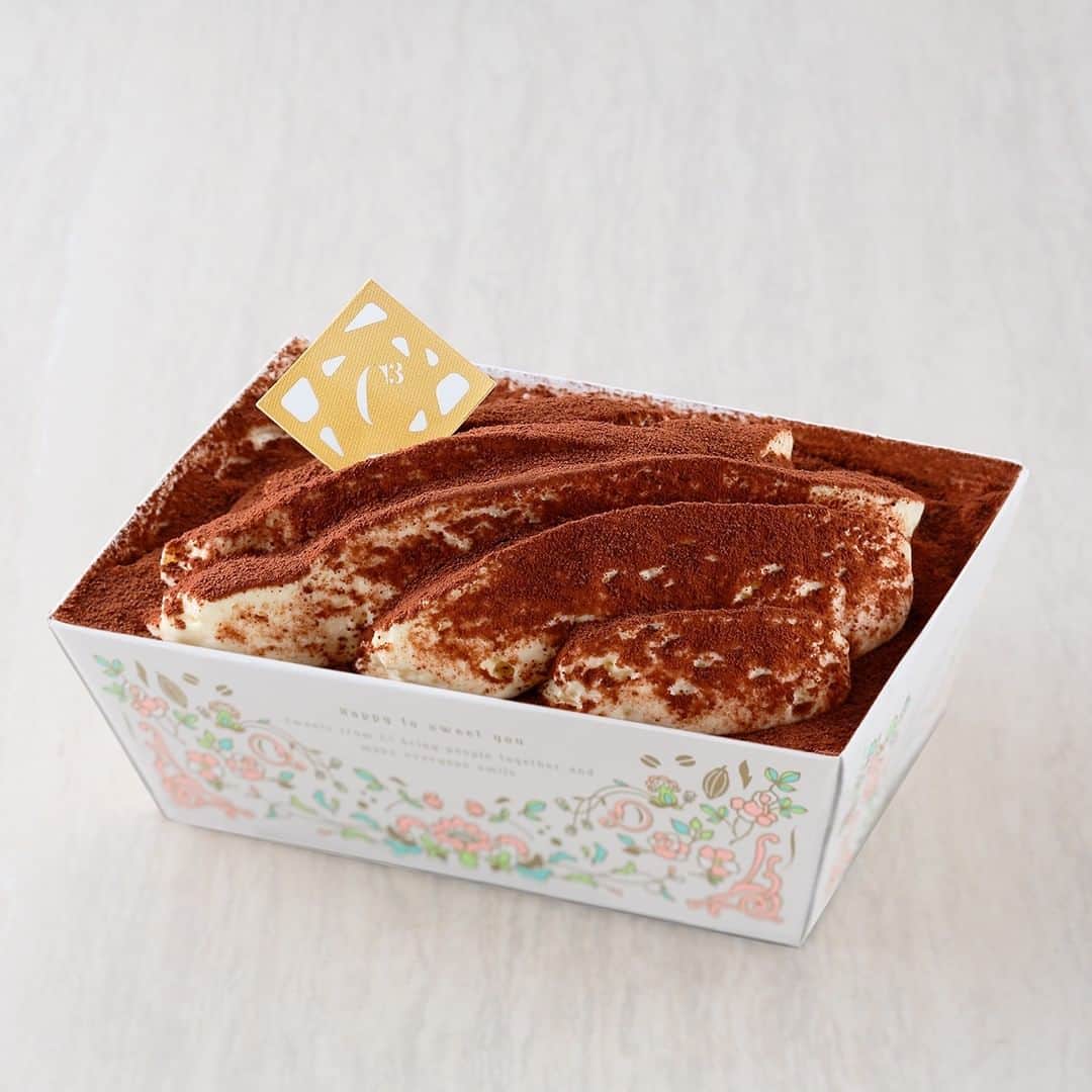シーキューブさんのインスタグラム写真 - (シーキューブInstagram)「・ ふわとろティラミスで気分UP!  寒い日こそおうちでティラミス。暖かい飲みもをの入れて、シーキューブ自慢のティラミスをぜひお召し上がりください。 スプーンですくって口にふくめば、ふわっとなめらかなクリームの食感と、スポンジにたっぷり染み込んだコーヒーが広がります。花柄トレーは2月14日まで期間限定です。  #c3 #シーキューブ #シーキューブのティラミス #東京土産 #ケーキ #お菓子 #スイーツ #美味しい #おうちカフェ #デザート #お土産 #甘いもの #おいしい #ケーキ屋 #スイーツ好き #おやつ #グルメ #人気スイーツ #今日のおやつ #スイーツ好きの人と繋がりたい #また食べたい #ケーキ好きな人と繋がりたい #ティラミス #バレンタインティラミス #バレンタインスイーツ #バレンタイン  #sweets #tiramisu #sweetslove #tiramisulove」2月5日 17時00分 - c3.suzette