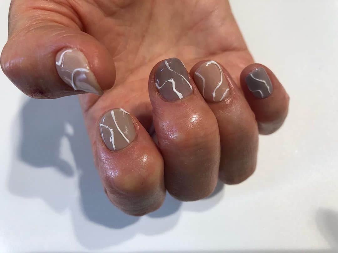 関根祥子のインスタグラム：「プクッと白🦷  #mojonail #nails  #線が好き」