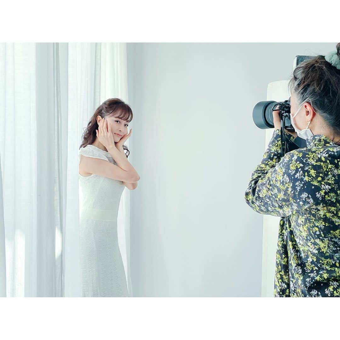 石井美保さんのインスタグラム写真 - (石井美保Instagram)「本日はクロワッサン @croissant.mag の撮影。 ビューティー誌が誕生する以前の美容情報源は私はクロワッサンだったのでした。今もよく買って読んでいるので、取材して頂けて嬉しい。 今日は毎日のように会っているカメラマンさんやヘアメイクさんから顔がかなりしゅっとしていると言われたのですが、先日のインスタライブ以来またNEWA @jmec_beautelligence をしっかり1日おきに使うようになったからだと思われます。今朝も使ってから撮影に臨みました。」2月5日 16時58分 - miho_ishii