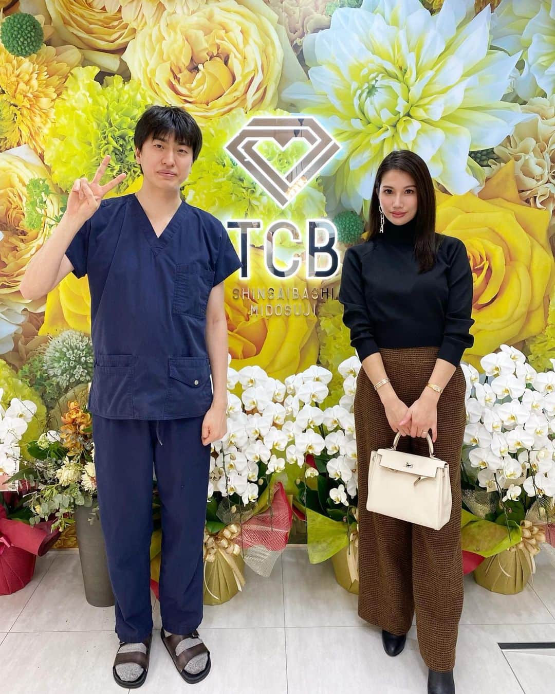 のインスタグラム：「南先生が院長として新しくOPENした東京中央美容外科心斎橋御堂筋院💛開放感があり、凄く広くて綺麗なクリニックでした✨ ハイフ当ててから1ヶ月少し経過したけど、写真見比べたら効果がよくわかる☺️お顔全体と顎や首もしっかりあててもらいました😊今まで当てたハイフの中で1番痛みが少なかったよ！！また次も通いたいです🤍  #美容整形ならTCB東京中央美容外科#リフトアップならTCB東京中央美容外科 #東京中央美容外科#美容外科#東京中央美容外科心斎橋御堂筋院  #南享介#美容整形なら南享介#ソノクイーン#HIFU#リフトアップ」