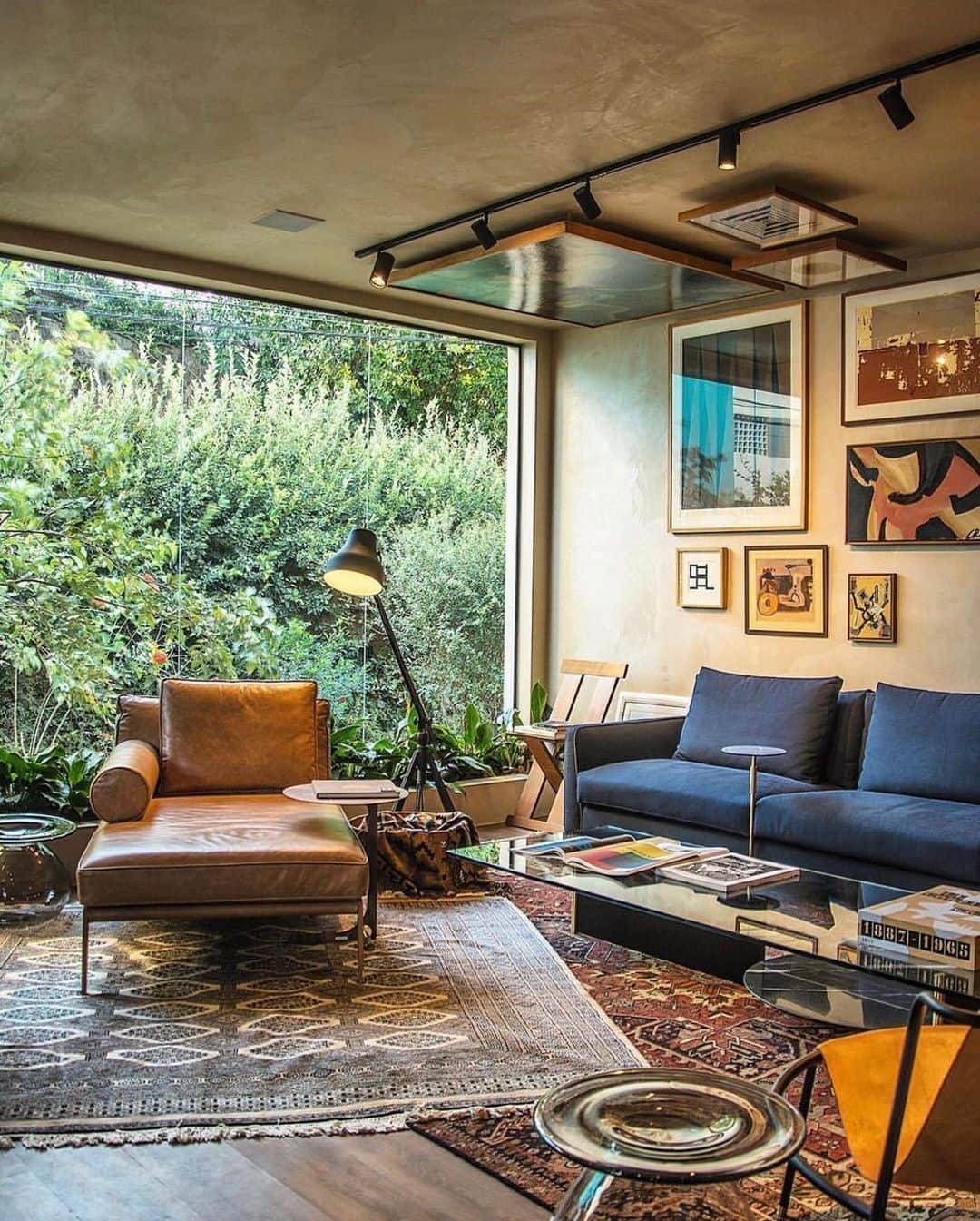 My Interiorのインスタグラム：「Conceived by TRPC Architects, a Brazilian architecture office, this loft was designed to awake the senses and create an intimate atmosphere. Works of art and design from mainly Brazilian artists where displayed in the walls and ceiling, making it a cozy artful space. Project @trpcarquitetos Photo @adalberto.vilela」