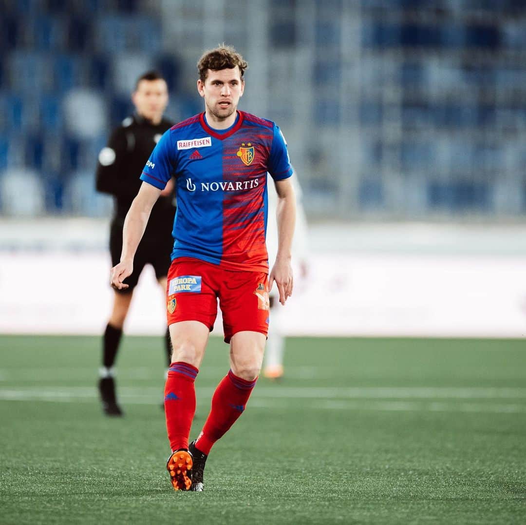 のインスタグラム：「+3 #bravojungs #zämmestark ❤️💙 #happybirthdaychro😘 @eray_coemert」