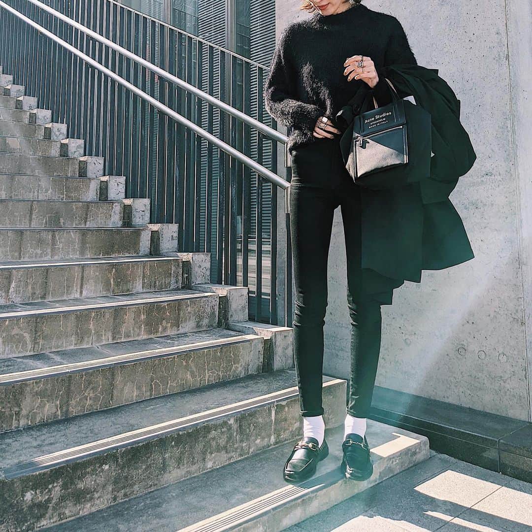 maai0528のインスタグラム：「〻👶🏻🐼🥨☕️ BLACK‥🖤 マックロクロスケ☺︎ ． ポイントで ホワイトプラス。 ． ． #fashion  #MOUSSY #acnestudios  #azulbymoussy  #teampixel #baroque_pixel #pixelで撮影」