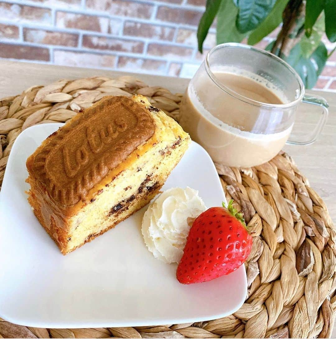 ハミ さんのインスタグラム写真 - (ハミ Instagram)「▽ おうちカフェ☕️  lotusクッキー乗せたsweetsを最近SNSでよく見るので、 パウンドケーキに乗せて焼いてみました👩🏻‍🍳  膨らんでクッキーが端に寄っちゃったけど、 可愛く美味しく出来ました◎  分量は HM200g lotusクッキー4枚 玉子2個 溶かしバター100g 牛乳70cc 砂糖50g（この量だと甘さ控えめ） チョコ50g  クッキー以外を全部よく混ぜて、クッキー乗せて180度で30〜40分焼いたら完成⭐️  ※クッキーは絶対端に寄ると思います😂  大好きな憧れ夫婦から届いたイチゴと共に🎁🍓✨ 甘くて大きくてめちゃくちゃ美味しい🥺  静岡の章姫という品種💕  幸せなカフェタイムでした🥰  #lotus #strawberry #cafestagram #☕️」2月5日 17時02分 - hami0519