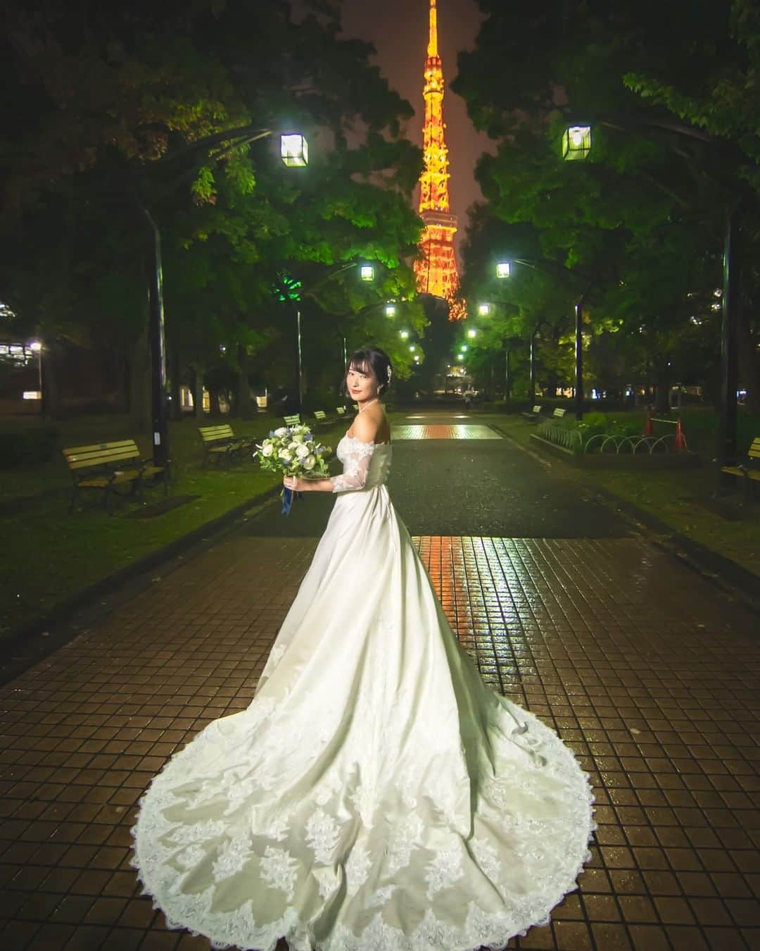 ラヴィ•ファクトリーさんのインスタグラム写真 - (ラヴィ•ファクトリーInstagram)「. 【写真で叶える結婚式】 . 東京タワーをバックに ウェディングドレス姿を魅せて* ライトアップした 夜のロケーション撮影はムード抜群..* おふたりだけの大切な思い出に。 . —————— ラヴィファクトリー東京: @tokyo_laviephotography Photographer:cotaro AREA:JAPAN,TOKYO 東京タワー —————— @laviefactoryをフォローして #laviefactory #ラヴィファクトリー のハッシュタグをつけて お写真を投稿してみてくださいね✳︎ . こちらの公式IG（@laviefactory） で取り上げさせていただきます✨ #wedding #weddingphotography #ラヴィファクトリー #laviefactory #photo #生きる写真 #ハートのある写真 #instawedding #結婚写真 #ウェディング #ウェディングフォト #撮影指示書 #ロケーションフォト #前撮り #プレ花嫁 #結婚準備 #写真好きな人と繋がりたい #フォトウェディング #卒花 #前撮り #後撮り #ウェディングニュース #プラコレ #東京タワー #ナイトウェディング #トレーン #ウェディングドレス  #オフショルダードレス」2月5日 17時02分 - laviefactory