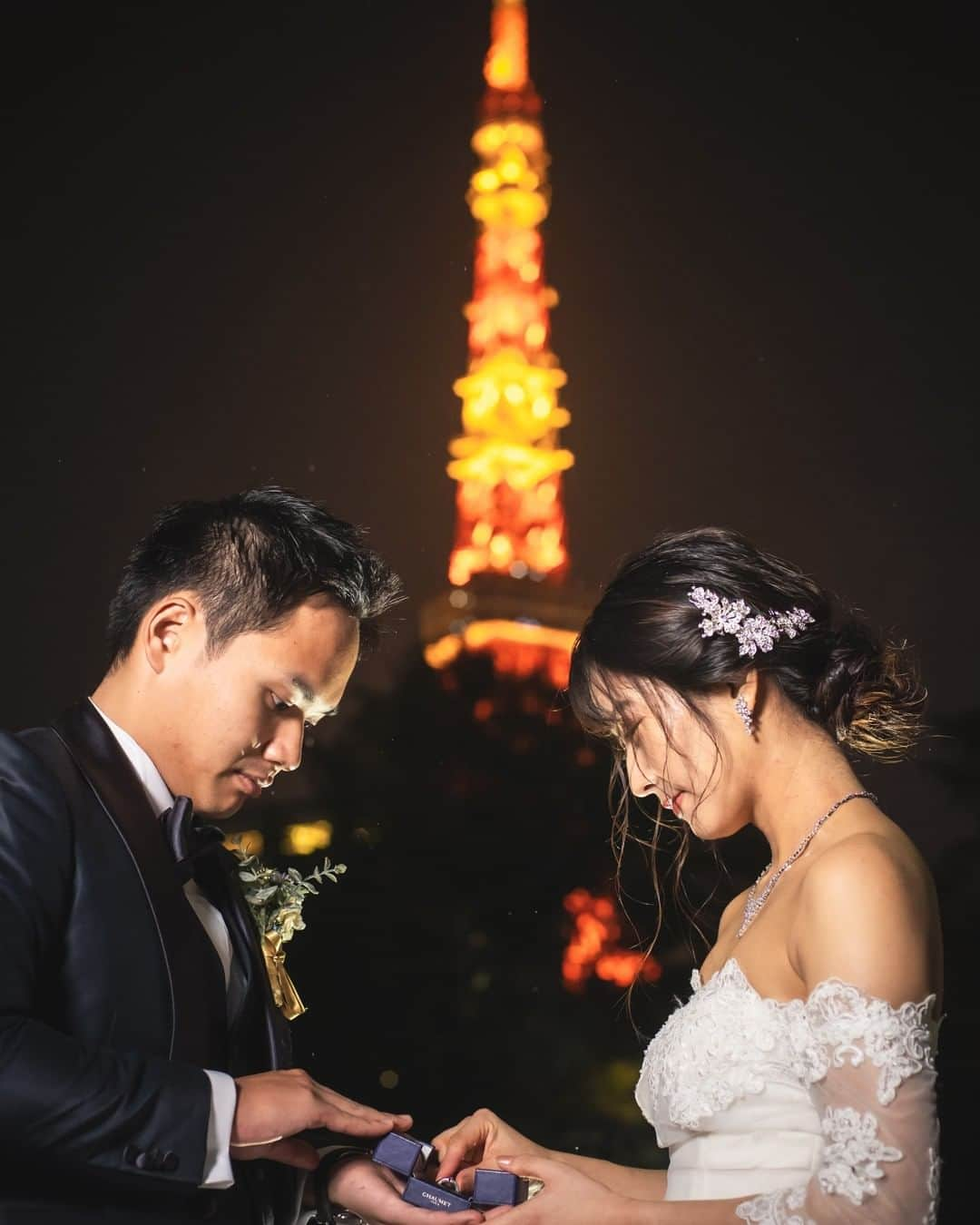 ラヴィ•ファクトリーさんのインスタグラム写真 - (ラヴィ•ファクトリーInstagram)「. 【写真で叶える結婚式】 . 東京タワーをバックに ウェディングドレス姿を魅せて* ライトアップした 夜のロケーション撮影はムード抜群..* おふたりだけの大切な思い出に。 . —————— ラヴィファクトリー東京: @tokyo_laviephotography Photographer:cotaro AREA:JAPAN,TOKYO 東京タワー —————— @laviefactoryをフォローして #laviefactory #ラヴィファクトリー のハッシュタグをつけて お写真を投稿してみてくださいね✳︎ . こちらの公式IG（@laviefactory） で取り上げさせていただきます✨ #wedding #weddingphotography #ラヴィファクトリー #laviefactory #photo #生きる写真 #ハートのある写真 #instawedding #結婚写真 #ウェディング #ウェディングフォト #撮影指示書 #ロケーションフォト #前撮り #プレ花嫁 #結婚準備 #写真好きな人と繋がりたい #フォトウェディング #卒花 #前撮り #後撮り #ウェディングニュース #プラコレ #東京タワー #ナイトウェディング #トレーン #ウェディングドレス  #オフショルダードレス」2月5日 17時02分 - laviefactory