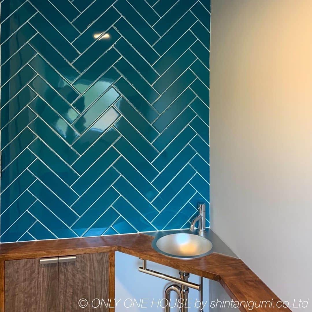 ONLY ONE HOUSE 株式会社 新谷組のインスタグラム：「* ヘリンボーン柄のタイルが可愛い トイレ内手洗い🚰✨  エメラルドブルーのカラーが 雰囲気のある空間を作り出します🌿  more phots▶︎ @shintanigumi.co.ltd   --------------------------------------  新谷組は土地探しから 設計施工管理の全てを 弊社で担う事ができます！  大工工務店だからこそ出来る 枠にとらわれない自由な発想で お客様のお家づくりを 全力でサポートいたします💪🏻  お気軽にご相談ください☻  #ONLY_ONE_HOUSE by shintanigumi.co.Ltd  ✭ 本社𝕋𝔼𝕃  0770-78-1255 ✭ 事務所𝕋𝔼𝕃  0770-59-2552 ✭  𝔼 𝕞𝕒𝕚𝕝  shintanigumi@outlook.jp ✭ 新谷組𝙷𝙿 http://www.shintanigumi.jp  --------------------------------------  #新谷組 #オンリーワンハウス #おおい町 #舞鶴市 #高浜町 #小浜市 #敦賀市 #若狭町 #美浜町 #新築 #一戸建て #外構工事 #改修工事 #シンプルライフ #マイホーム #注文住宅 #デザイン住宅 #自由設計 #工務店 #家づくり #モデルハウス #トイレ #ヘリンボーン #タイル #インスタ毎日投稿中」