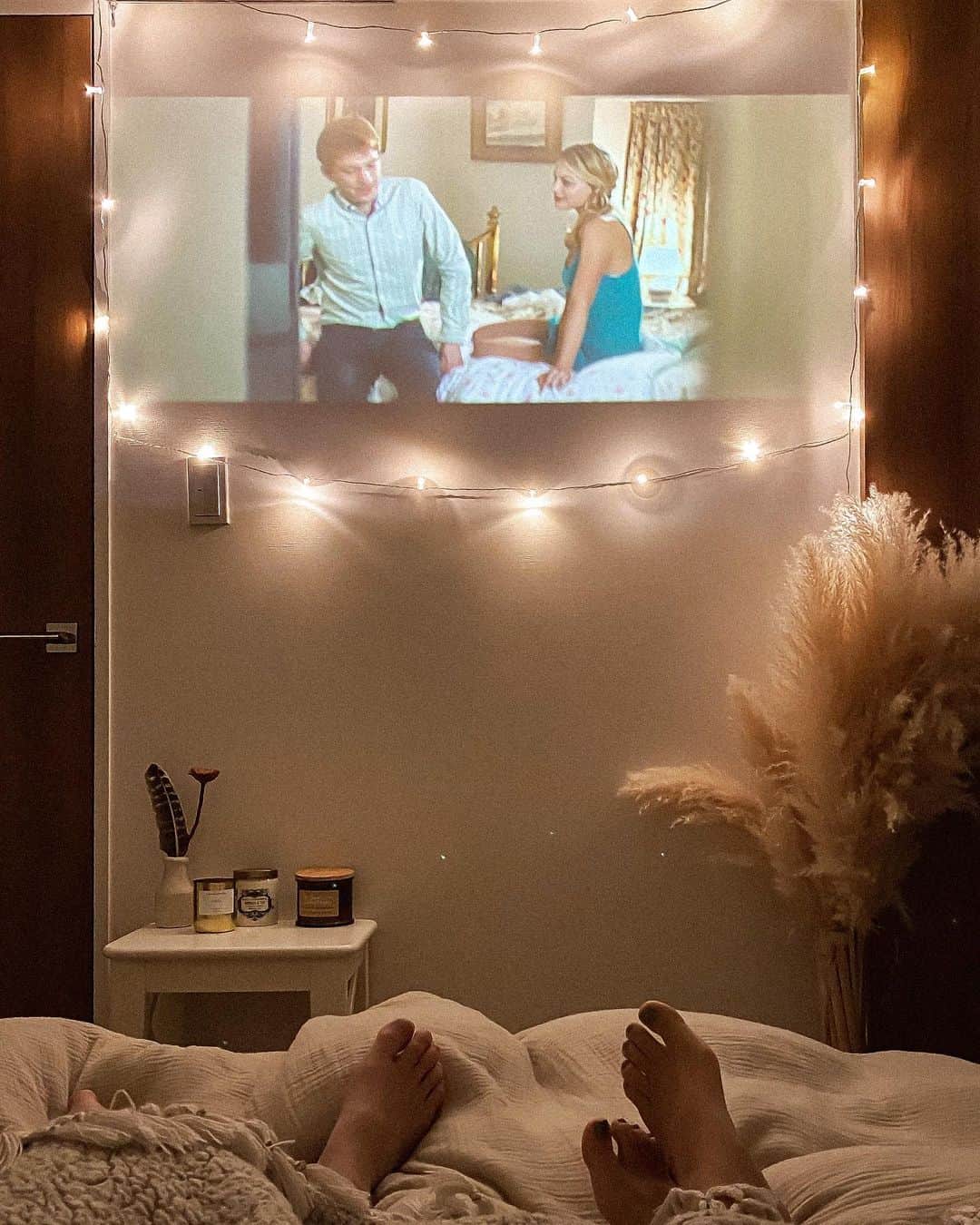 Manamiのインスタグラム：「🎞🌙💫✨🛌 TVを手放したら、欲しかったプロジェクター @popin.aladdin がうちにやってきました☺️💫  なんとこれ、天井に取り付ける シーリングライトと合体しているプロジェクターなの😳‼️ だから場所を取らない‼️✨ 映し出す画面も歪みのないように ちゃんと設定できるのもすごい‼️ Netflixはもちろん、地上波TVも、ヨガやMoon Lightとか いろんなアプリがあって大活躍してる✨🧘🏼‍♀️🌖  リビングにするかベッドルームにするか悩んだけど、 1番リラックスできて、いる時間の長い ベッドルームにした〜☺️🌙 更に自宅に、そしてベッドの上に入り浸り🛌💕  お昼の明るい時間でもちゃんと映るから、 またpostする〜🌞💓  #popInAladdin #大画面のある暮らし #PR #マナシカの家」