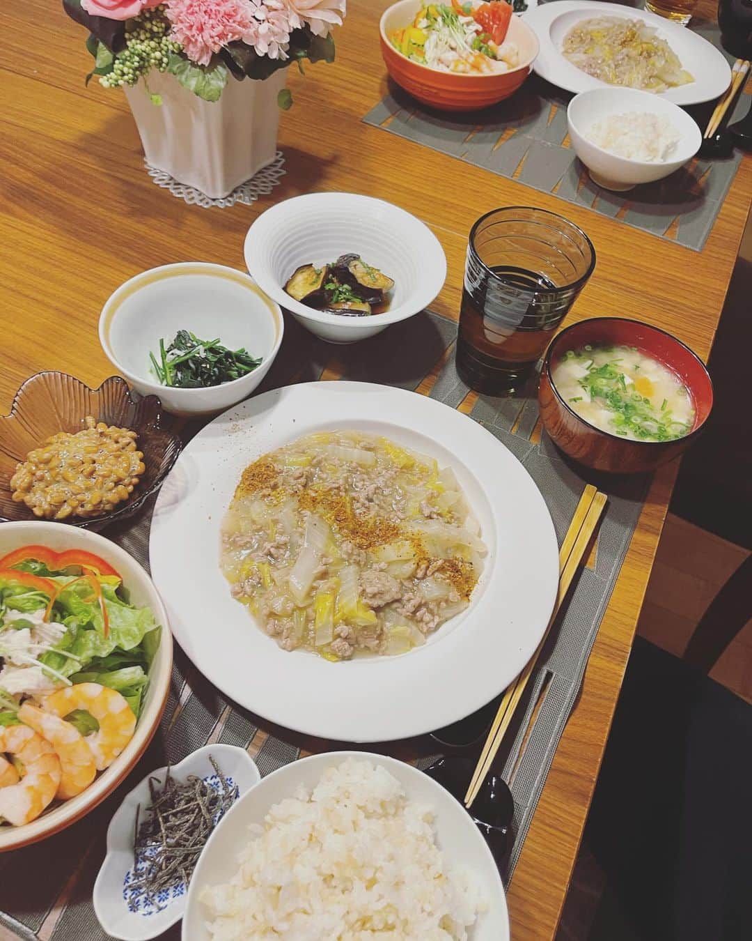 本田朋子さんのインスタグラム写真 - (本田朋子Instagram)「あっさり味の夕飯。 マジックソルトで仕込んだ鶏胸肉のサラダや、茄子の揚げ浸しや、白菜と豚ひき肉のあんかけなど。 あんかけは、七味たっぷりでご飯が進むように。 今夜のメニューは何にしよう…まだ閃きません😅  #おうちごはん #料理　 #和食 #夕飯 #献立 #アスリートフード #タンパク質 #鶏むね肉 #サラダチキン」2月5日 17時06分 - tomoko_honda_official_phonics