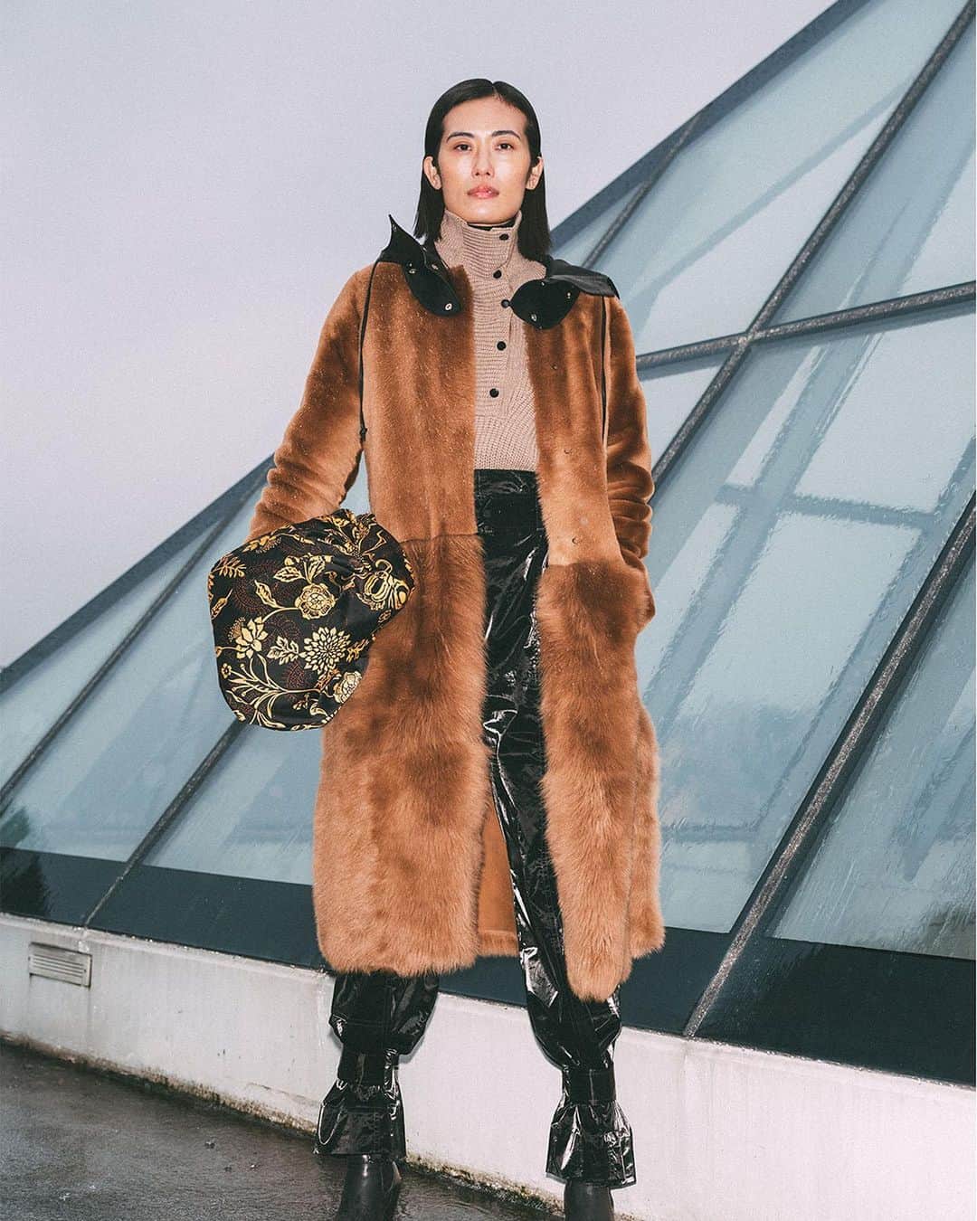 デイビルゲールエミッケルセンのインスタグラム：「An edgy shearling piece, a future favourite from our Autumn Winter 2021 collection.⁠⁠ ⁠⁠ Photo: @frederik_la⁠⁠ ⁠⁠ ⁠⁠ #imagineanewDAY #DAYbirgeretmikkelsen #CPHFW #AW21」