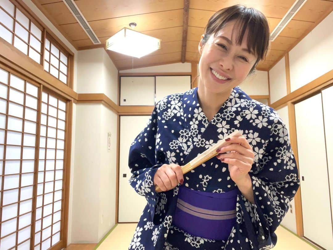 藤井美加子のインスタグラム：「☆  日舞のお稽古行ってきたよ♪ 　 襟を正して肩甲骨を開いて腰をぐっと落とすと、地に足がつく感じがする。　 　 チントンシャン♪お稽古の様子はチラッと日曜日アップするYouTubeに載せます♪  出掛けに食べたくるみが奥歯に挟まって、いずいままお稽古したよ😚  #いずい#北海道#函館#方言#わかる人いる？  #お稽古#日本舞踊#花柳流#眉毛書いたよ#お化粧も少ししたよ#昨日の反省から#学ぶ#みんなは何してるの？」