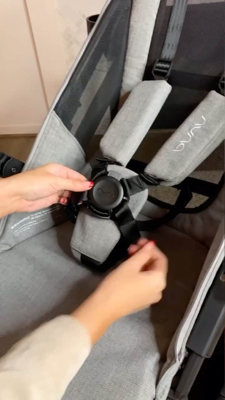 nunaのインスタグラム：「Get your little one in and out of their stroller in a SNAP 🙌  Thanks to the new Nuna MagneTech Secure Snap™ self-guiding magnetic buckle that locks into place automatically. Quick and easy!   . . . . . #stroller #strollerstrides #babygear #forparents #reels #foryou #reelsinstagram #instagramreels #newstroller #levelup #levelupchallenge #easytouse #strollergoals #parentingtips #parenting #newparents #newmomlife #momlife #dadlife #fatherhoodislit #motherhoodrising」
