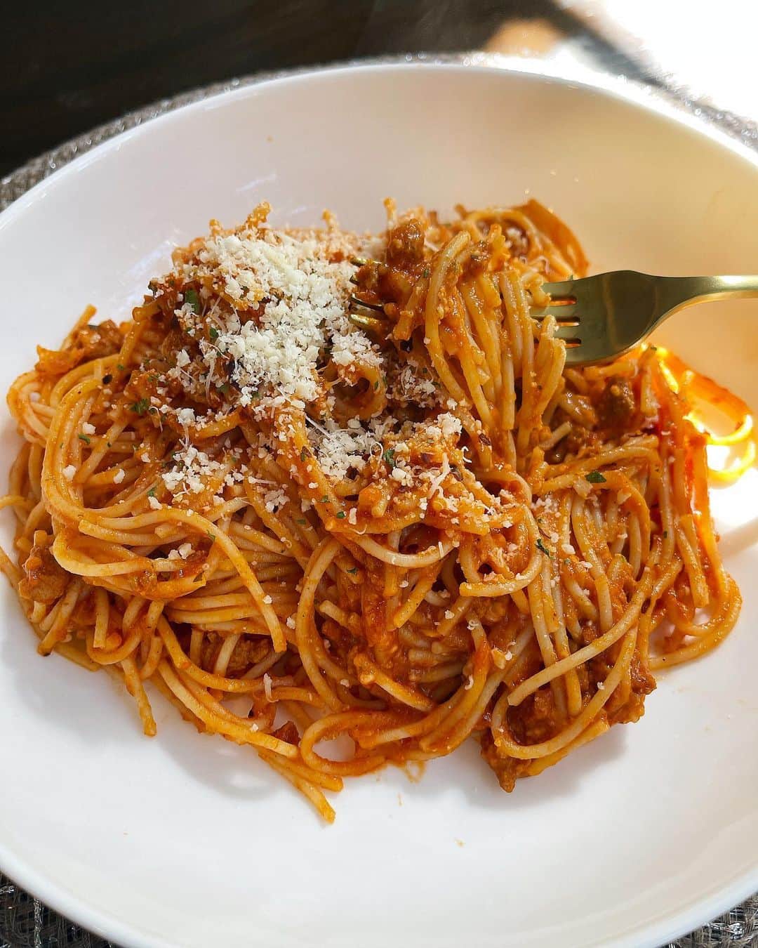 Sascha Barbozaのインスタグラム：「Hoy es día de pasta🍝 a petición de Avril✨ es una salsa bien sencilla y saludable. En lugar de utilizar carne de res utilice pavo molido, la salsa no tiene mucha complicación y la pasta como tal utilice una base de Quinoa.  . Para preparar el pavo primero en una sartén con dos cucharadas de aceite de oliva saltee una cebolla mediana picada en cuadritos y un diente de ajo, una vez que la cebolla estaba lista agregue el pavo hasta dorarlo. Se retira el pavo y procedo a preparar la sala.  . Salsa: en un chorrito de aceite de oliva se dora una cebolla picada en cuadritos con dos dientes de ajo machacados, una vez listos agrego 1/4 de taza zanahoria rayada, condimento con sal y pimienta, doro un poquito y agrega dos cucharadas de pasta de tomate, se cocina un minuto, luego agregué dos latas medianas de tomate, dos cucharadas de ketchup que me ayudan a neutralizar la acidez del tomate, perejil, albahaca, dejo cocinar unos minutos hasta que se concentre un poco el sabor y luego eso lo licué para que quede una salsa más homogénea y espesa.  Luego de este paso agrego de nuevo el pavo a la salsa, cocine un par de minutos más, rectifico sal y pimienta y Listo!」