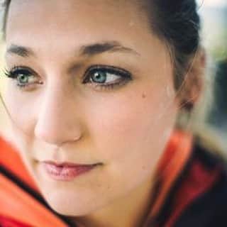 サッシャ・ディギーリアンのインスタグラム：「This week I watched @carolinelovesphotos film “Light.” It resonated deeply with me, and I am proud of her efforts and the bravery of the individuals that are a part of it for speaking up about such an important subject.  Caroline asked me to be a part of this, and I have to admit that I declined. The reason she asked me is because I certainly do have a story to tell on this subject. I declined because I have been on a deep journey with myself this last year with my own surgeries and process, and would like to tell it on my own time. Which is coming.   What I will say, though, is that this subject needs to be covered more.   I grew up climbing, looking up to all of the climbers in this film. The standard of “success” looked thin and “ripped.” That was the expected ingredient to sending hard.   Through my career, I incorrectly fell into this trap. The fact is, climbing is a strength to weight ratio sport and when you don’t increase your strength, but you do decrease your weight, that creates a (in many cases brief) uptick in your climbing performance. But it is not sustainable. It is not healthy, nor is it intrinsically rewarding.   The way in which we have approached this subject in climbing has been wrong. Instead of helping each other, we have simultaneously praised the “rising star” and whispered behind his or her back about the stigma of what he or she looks like or weighs in at.   In my career I have been called anorexic on public forums and I have also been fat shamed. My success has been questioned and attributed to what I look like and who I climb with.   And we wonder where mental illnesses come from?  I think that instead of whispering, making jokes about, or “privately” ridiculing others, we should openly discuss subjects like eating disorders, body dysmorphia, and knock down the concept of “fitting in” within climbing. What I love about climbing is that it is a sport that everyone can enjoy, but we need to encourage this within our community.   Check this film out if you have time 🤍  Photo @francoislebeau」