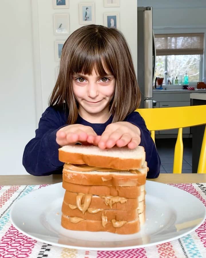 Ilana Wilesのインスタグラム：「#ad I’m a big peanut butter fan. Harlow is too. So when we got our hands on @jifbrand's new Squeeze pouches, we couldn't stop using it. And using it. And using it. On EVERYTHING. I’m so excited to share this video we made for @jifbrand’s Squeeze! There has never been a more effective method to up your #jif #peanutbutter game. What would be the first food you squeezed it on? #ThatJifingGood #JifPartner Oh, and FYI, Jif is totally safe for dogs and the new pouches make it really easy to squeeze into one of those rubber toys!」