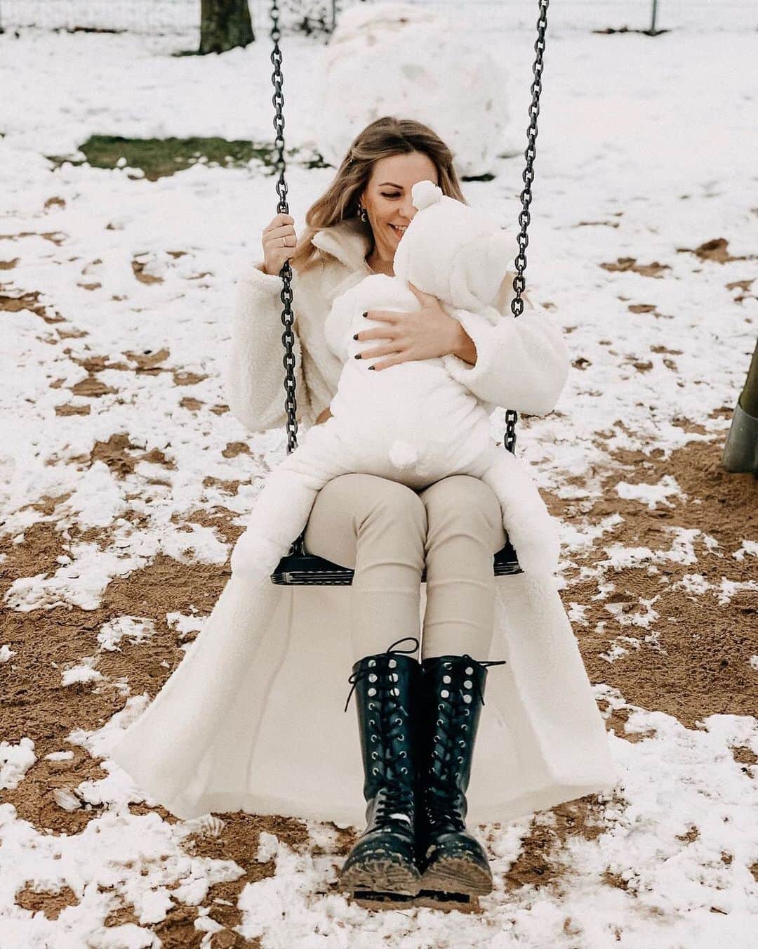 SHEINのインスタグラム：「Enjoy every moment ☃️🤍 @endlesstravellovee  Shop Item #: 1668152  #SHEINgals #SHEINstyle #SHEINSS21 #chic」
