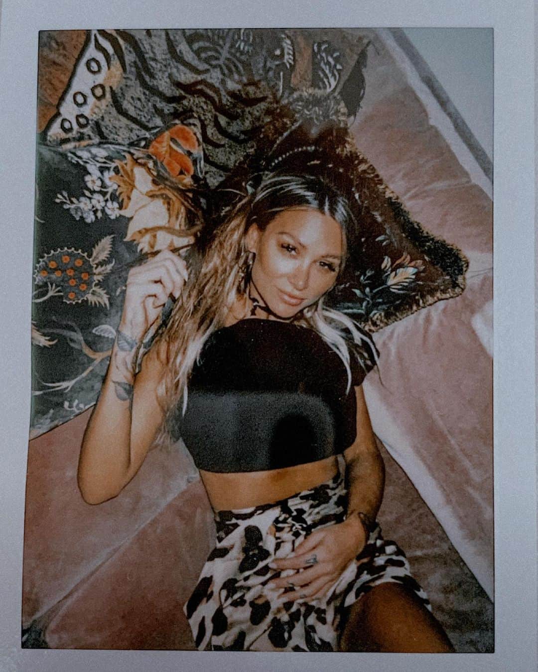 ルー・ティーズデールのインスタグラム：「tb @bybellazine polaroids 📷」