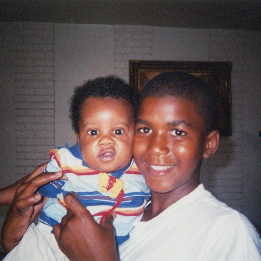 コモンのインスタグラム：「Happy Birthday to #TrayvonMartin. Today would've been his 26th Birthday. While Trayvon is no longer with us, his name continues to inspire millions of people in the fight for justice and equality. He may be gone but he will never be forgotten. RIP. God Bless.」