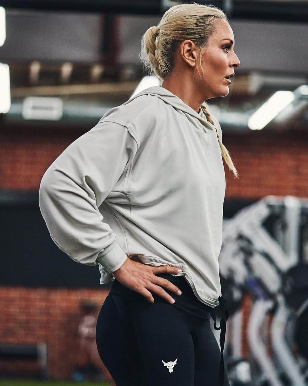 リンゼイ・ボンのインスタグラム：「Shortcuts lead to setbacks. The work starts before you step into the gym - you have to get your mind strong and your body will follow.  Gear up with the new @ProjectRock x @UnderArmour collection in my bio. #NoShortcuts #ProjectRock」