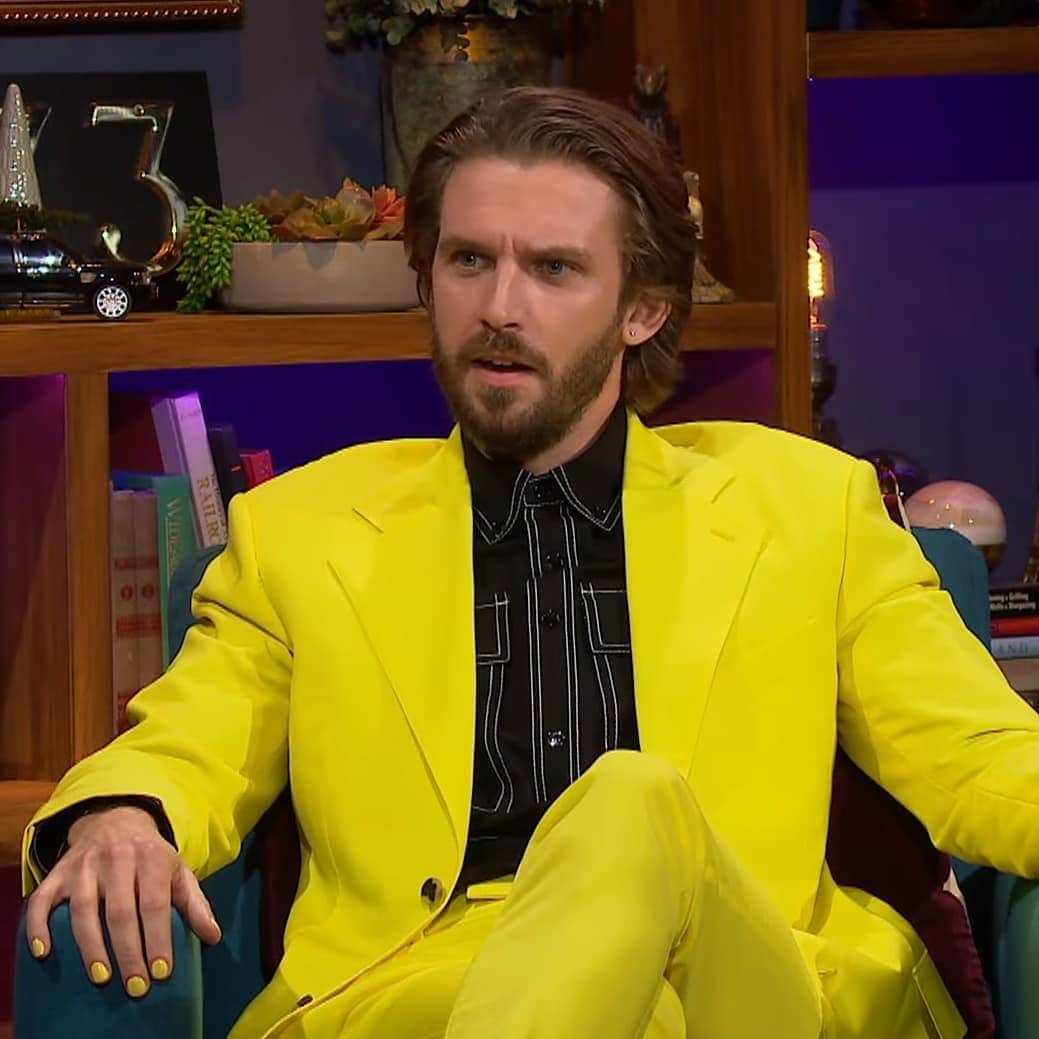 ダン・スティーヴンスのインスタグラム：「Confused just to be out of the house... Thanks to @latelateshow for a fun time, as always, and @versace for finding me something other than pyjamas to wear... 🍌 Thanks, too, to Eric Idle for permission to perform 'The Penis Song (Not The Noël Coward Song)' , even though they didn't (quite) let us... 😉 Link to the interview in bio.  #BlitheSpirit is out in the US February 19th @ifcfilms 👻🍸🇺🇸」