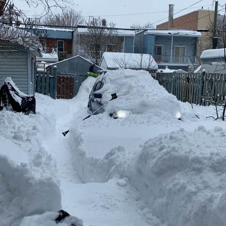 ザカリー・ダナヒューのインスタグラム：「You ever wonder what its like to live in MTL in winter? ❄️🥶  Thank God for “Blue” 🚙!!! AWD and strong shoveling skills for the win!!! 💪  #montreal #subaru #forester #winter #awd #timelapse #olympian #icedance」