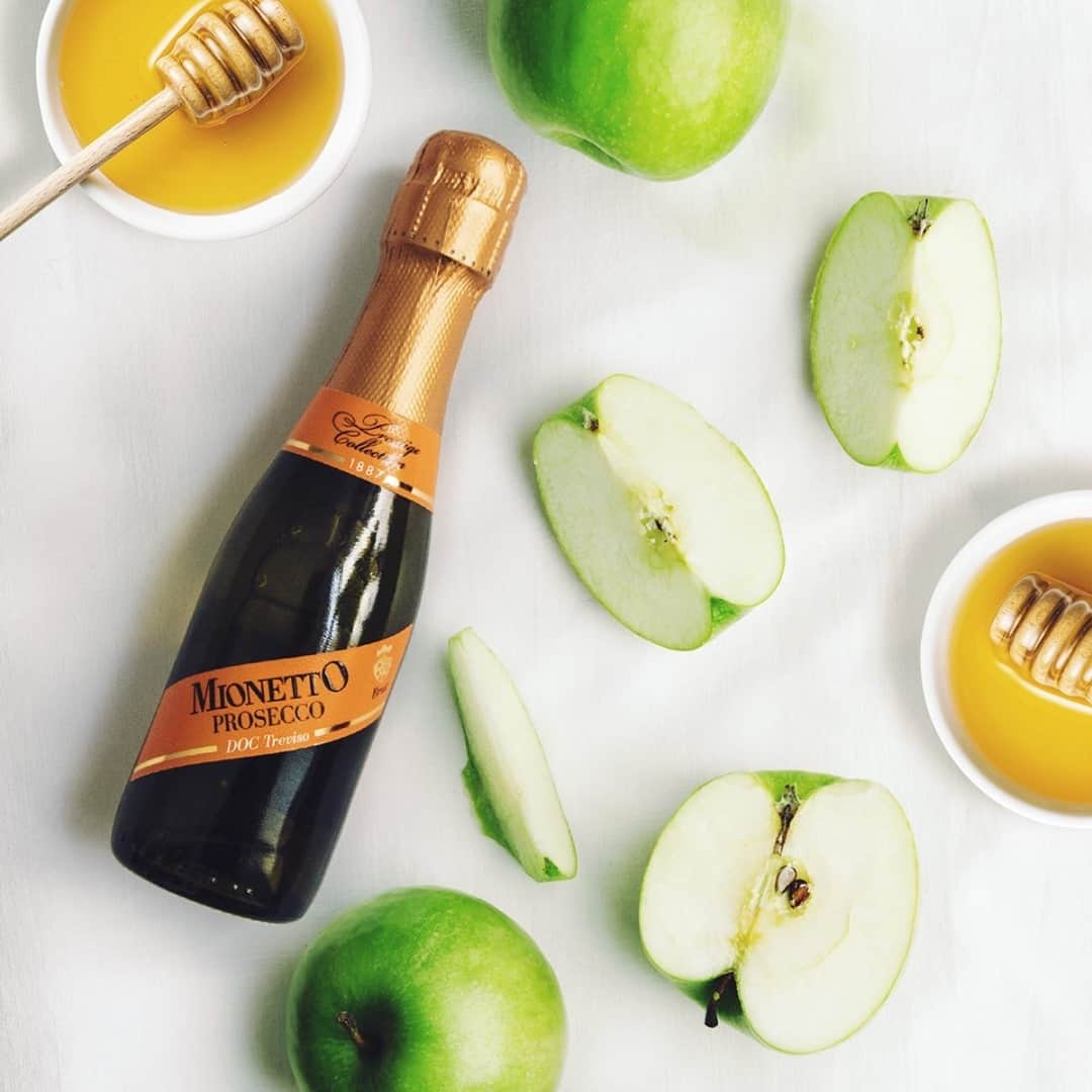 Mionetto USAさんのインスタグラム写真 - (Mionetto USAInstagram)「The grapes from the Treviso DOC area, give Mionetto Prosecco its luminous straw yellow hue with a bouquet of golden delicious apple, white peach and honey.   . . . #Mionetto #Prosecco #Mionettoprosecco #goldenapple #peach #apple #refreshing #honey #winenotes #friday #weekend #brunch #lunch #tgif #food #foodpairing #foodie #sparklingwine #bubbles」2月6日 3時08分 - mionettoproseccousa