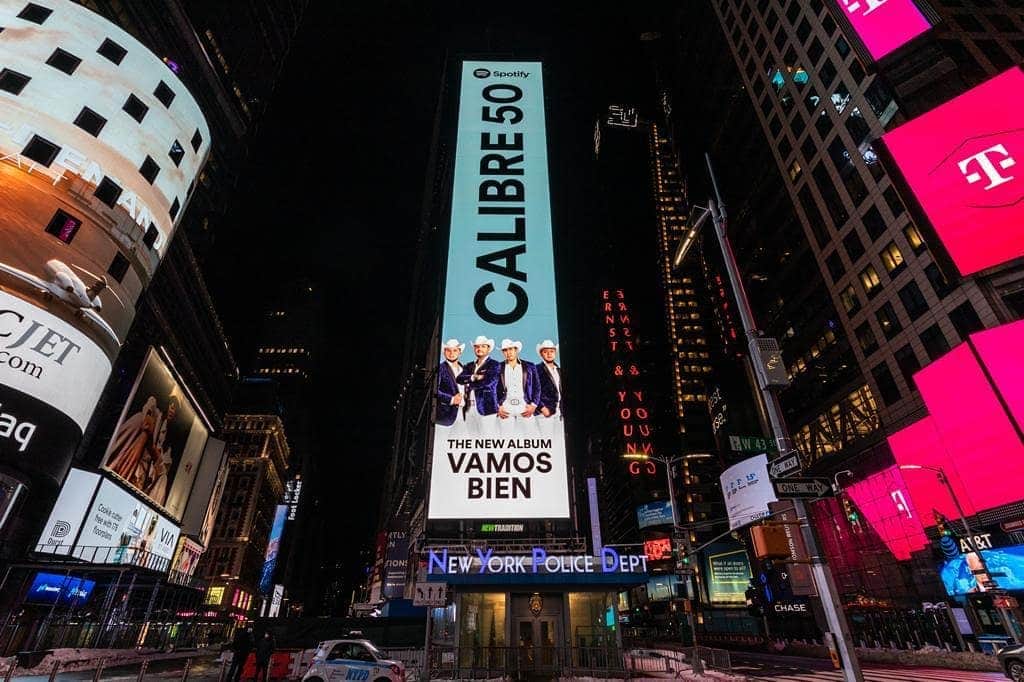 エデン・ムーニョさんのインスタグラム写真 - (エデン・ムーニョInstagram)「Asi esta Time Square familia 🔥  Mil gracias @spotifymx @spotify @vivalatino」2月6日 3時10分 - edenmunoz
