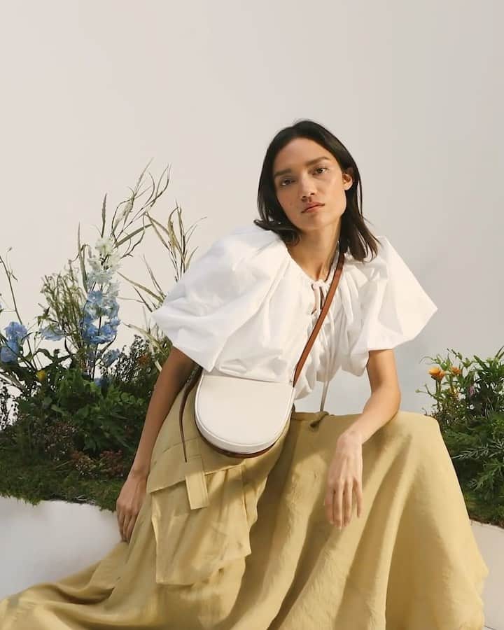 Harrodsのインスタグラム：「Pastures new (season) 🌼What are you most looking forward to about Spring?  Shop the shoot via our link in bio »  Our stores are closed but you can still discover the #WorldOfHarrods through Personal Shopping and online at harrods.com.」