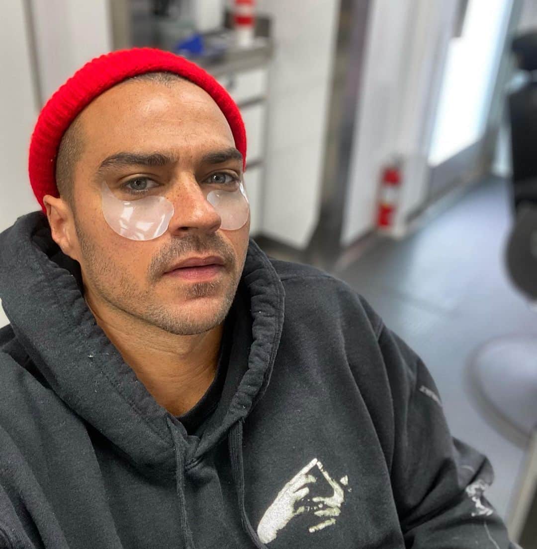 ジェシー・ウィリアムズのインスタグラム：「i’m a start sellin’ these joints for real.」