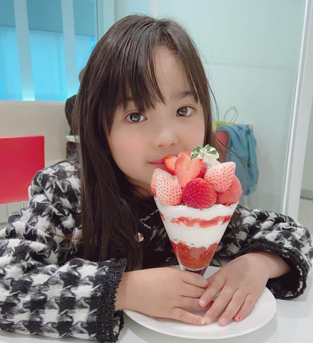 YUAさんのインスタグラム写真 - (YUAInstagram)「🍓💕 お仕事帰り 大好きなカフェで大好きな🍓やフルーツのデザートを💖 … … #タカノフルーツパーラー  #いちごスイーツ  #初恋の香り」2月6日 3時13分 - yuagram89