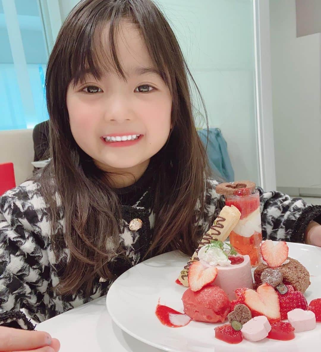 YUAさんのインスタグラム写真 - (YUAInstagram)「🍓💕 お仕事帰り 大好きなカフェで大好きな🍓やフルーツのデザートを💖 … … #タカノフルーツパーラー  #いちごスイーツ  #初恋の香り」2月6日 3時13分 - yuagram89