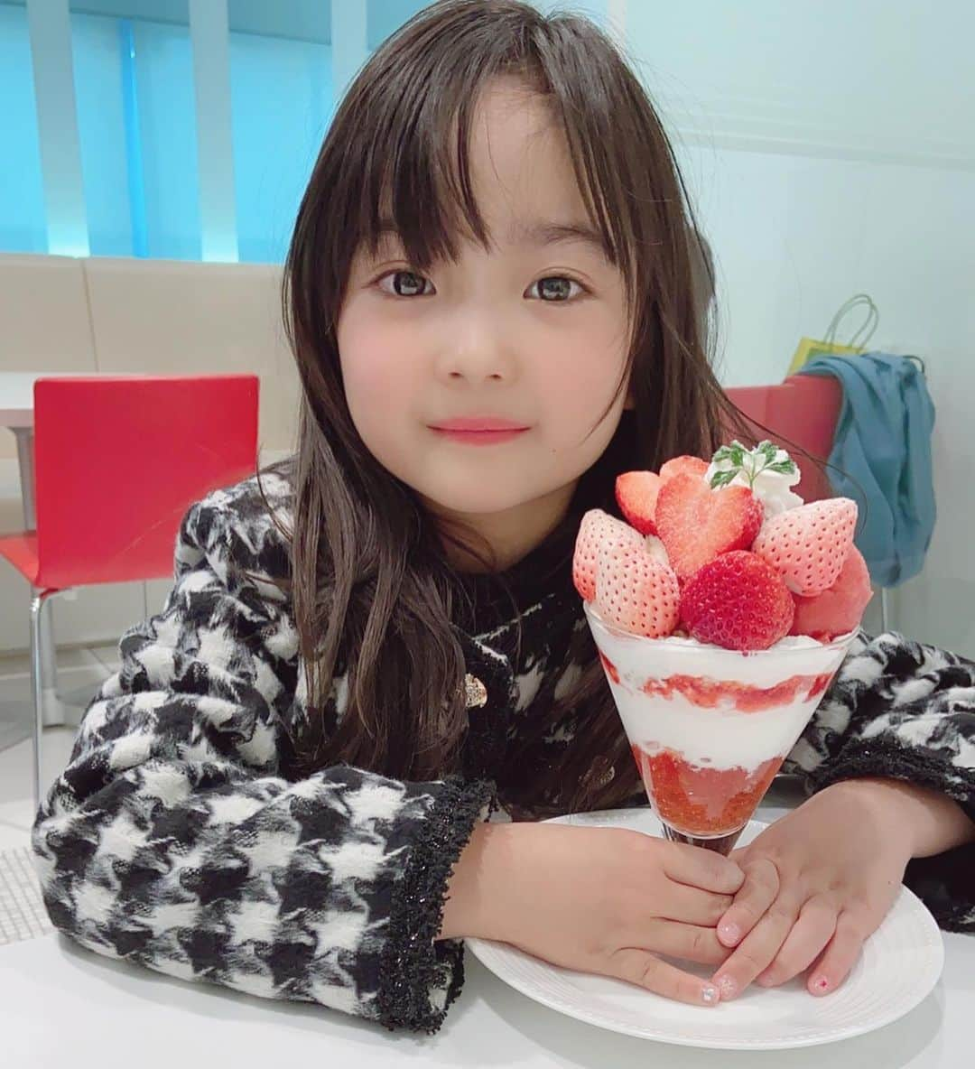 YUAさんのインスタグラム写真 - (YUAInstagram)「🍓💕 お仕事帰り 大好きなカフェで大好きな🍓やフルーツのデザートを💖 … … #タカノフルーツパーラー  #いちごスイーツ  #初恋の香り」2月6日 3時13分 - yuagram89