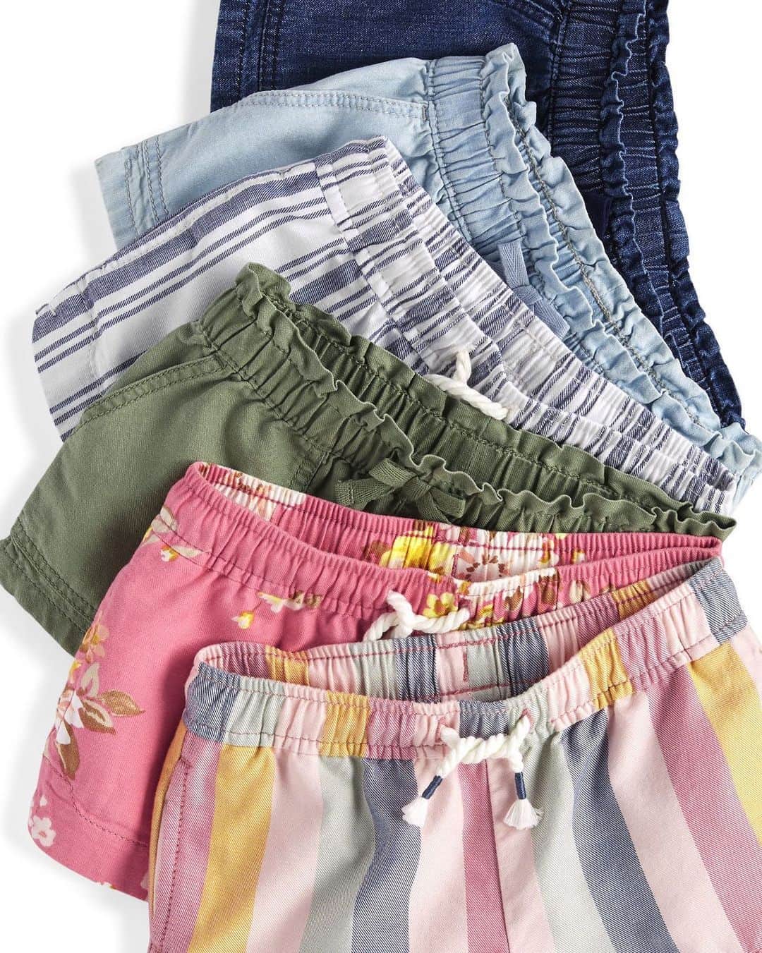 オシュコシュさんのインスタグラム写真 - (オシュコシュInstagram)「Top of our short list for spring: The Sun Short and The Paperbag Waist Short! Why? They’re so easy and with stripes, prints and chambray to choose from, the options are endless. #comfy #shorts #oshkoshkids」2月6日 3時17分 - oshkoshkids