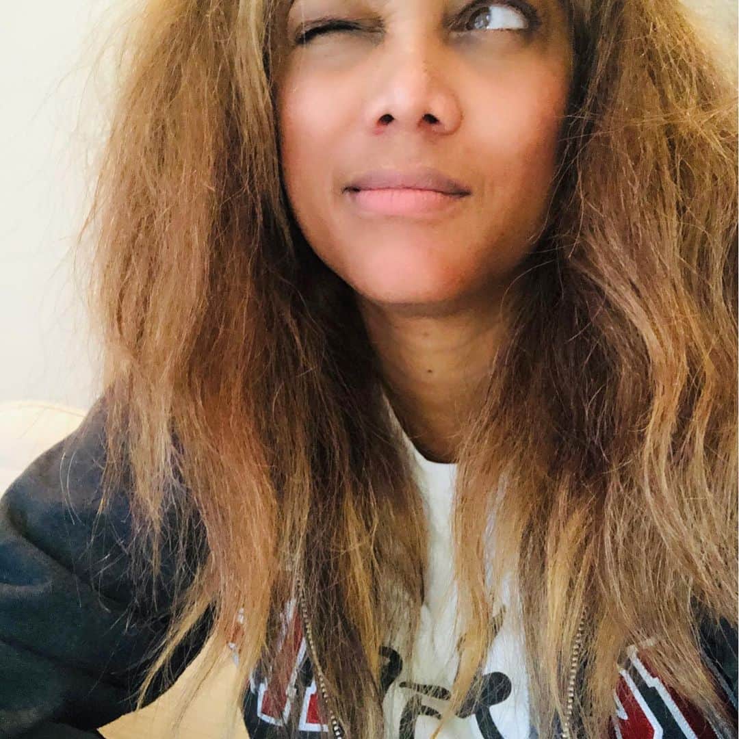 タイラ・バンクスのインスタグラム：「Your girl is exhausted but lovin it. Been puttin’ in those hours to bring my SMiZE Cream dream to life! Let me tell you, it hasn’t been easy... But it’s worth every second to make all of your ice cream dreams come true! 💛⁠ ⁠ It’s about to go down @SMiZECream… Follow us, baby! 😉⁠」