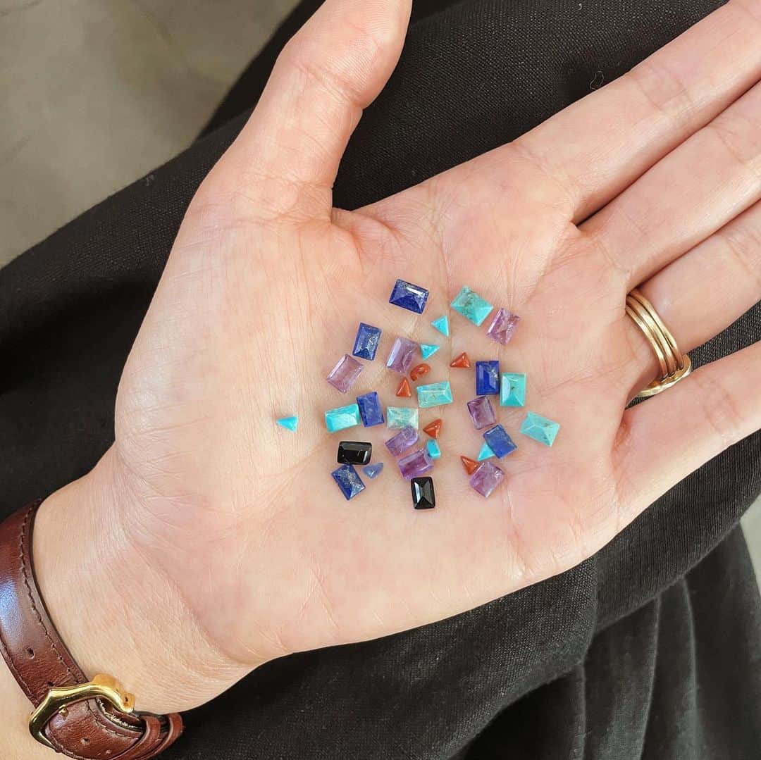 チャンルーのインスタグラム：「Gemstones from our newest capsule! Link in bio 💙」