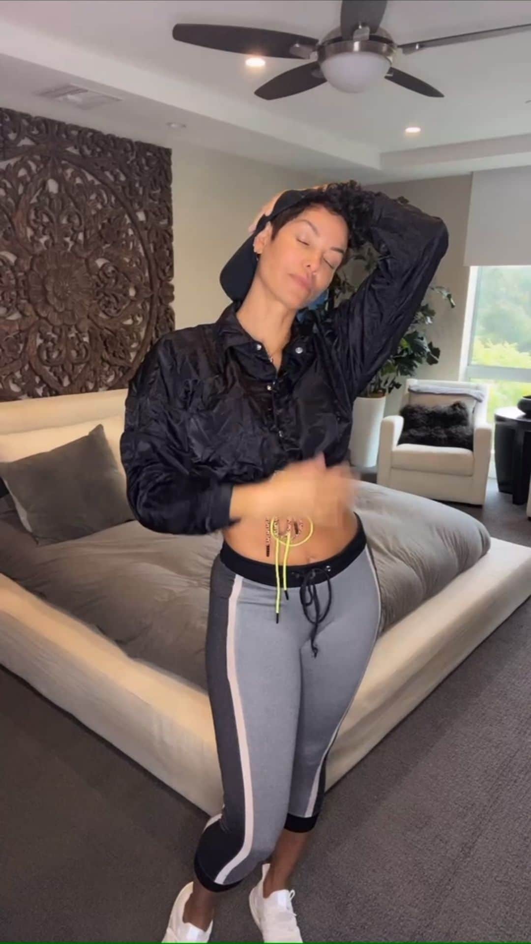 ニコール・ミッチェル・マーフィーのインスタグラム：「You know I had to add my own little twist to the silhouette challenge. #Silhouettechallenge #keepitclassy #yfoy #everydayconfidence #nicolemurphy #strongconfidentwomen」