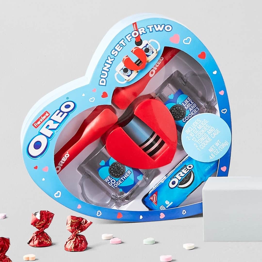 Wal-Mart Stores, Incのインスタグラム：「Cupid is officially the new Santa. Nothing says "you're currently my favorite kid" quite like a fun & delicious treat made for sharing. Just in time for Valentine's Day, this dunk set for two is our new favorite way to eat Oreos. ❣️」