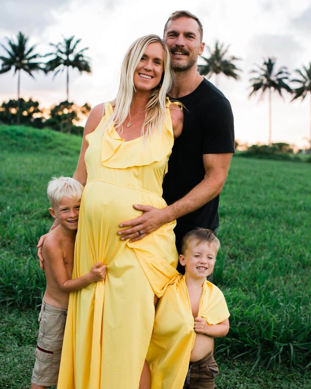 Bethany Hamiltonのインスタグラム：「Today is my online BABY SPRINKLE and y’all are invited!!  I know many of you were unable to register for today’s Baby Sprinkle because we are having technical issues but I really would love for all of you to attend! So we are adapting. You can join by going to my Official Bethany Hamilton Group on my Facebook where we will go live today at 3pm HST / 5pm PST / 8pm EST.  See you soon!?」